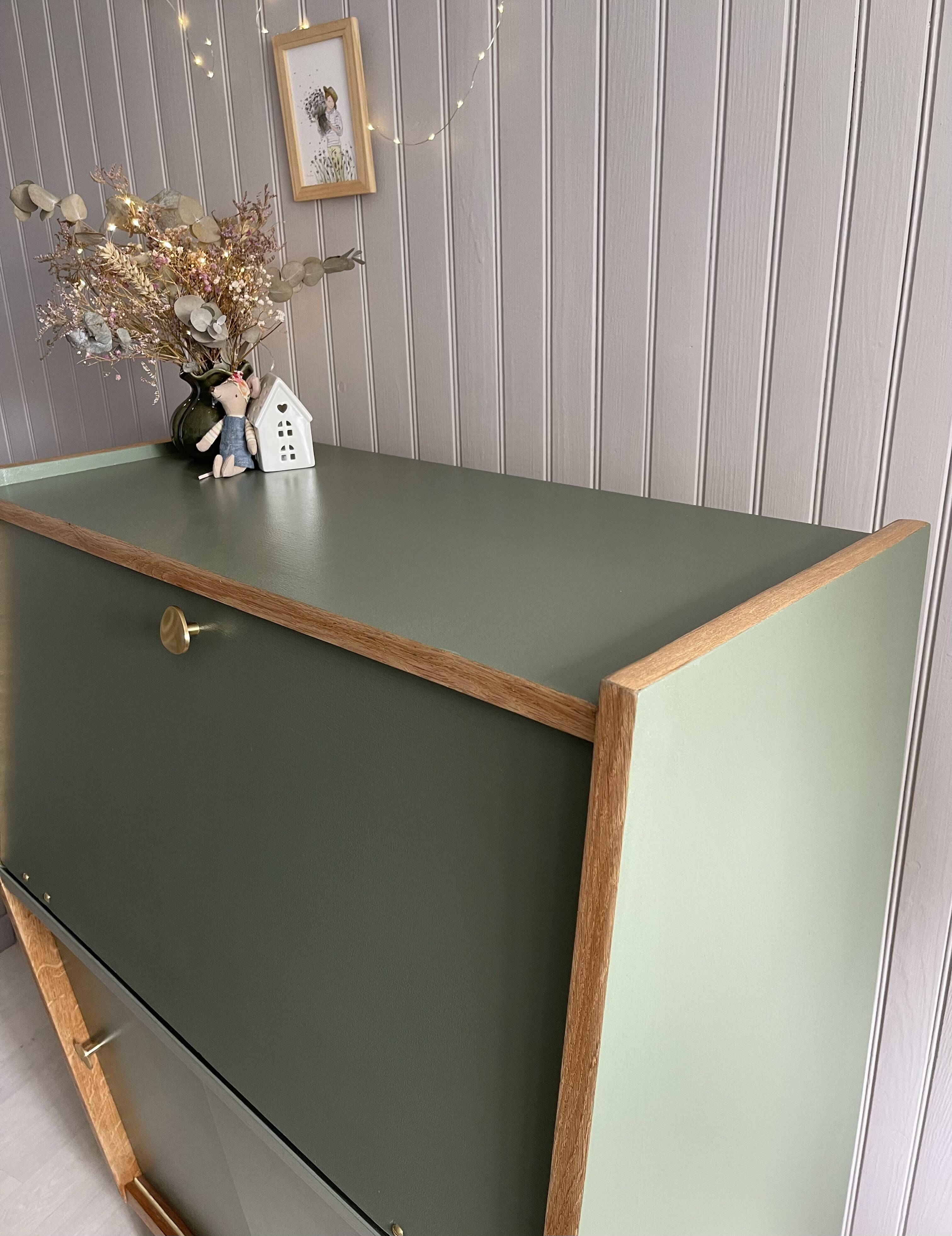 Green secretary