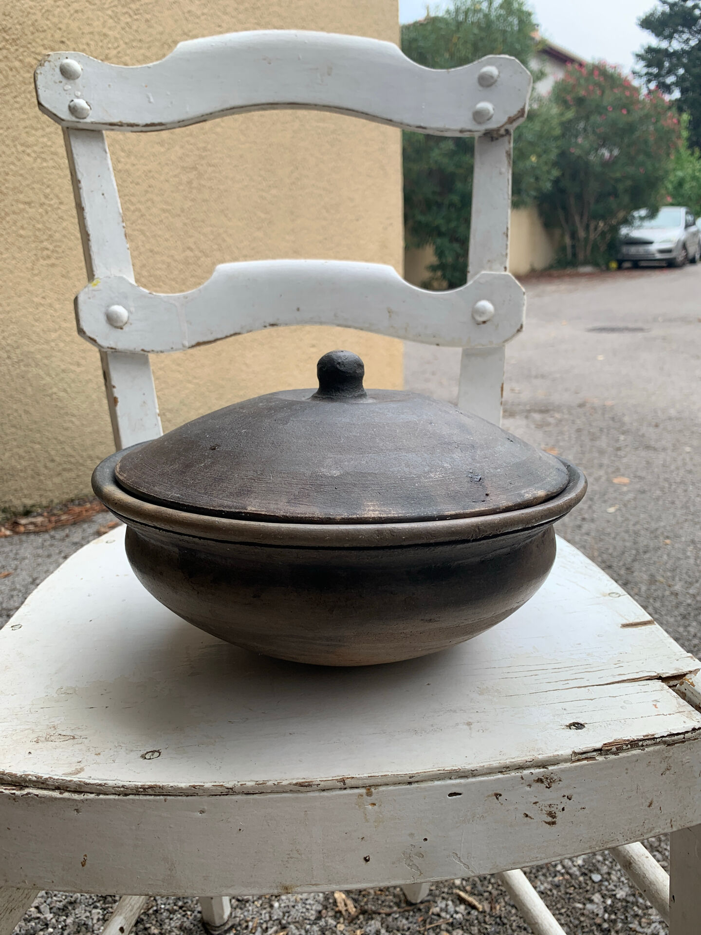 Black ceramic plate or fired in oxygen reduction.