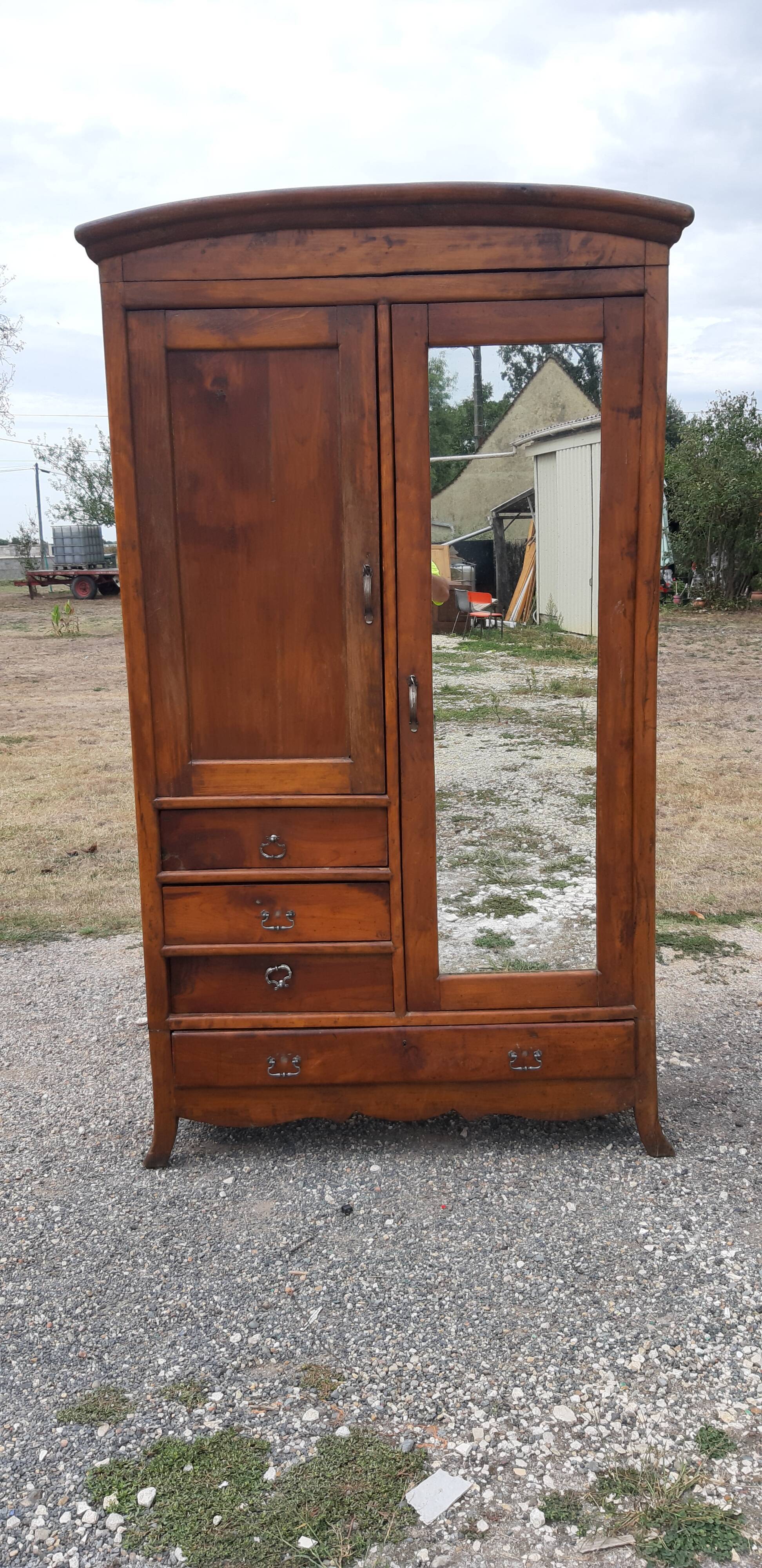 Béarnaise wardrobe in walnut 19th