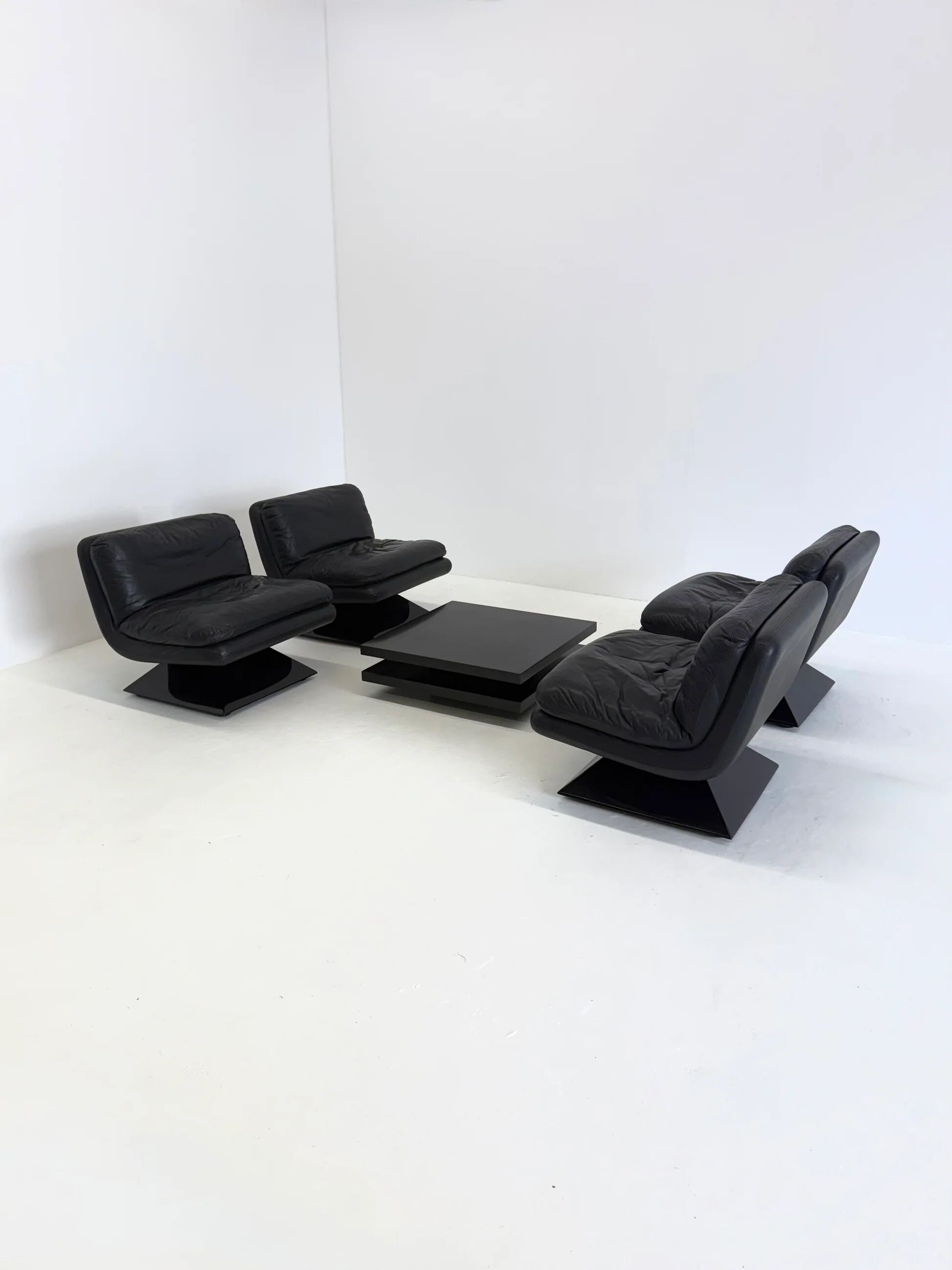 Set of four Hans von Klier armchairs with coffee table for Giuseppe Rossi di Albizzate