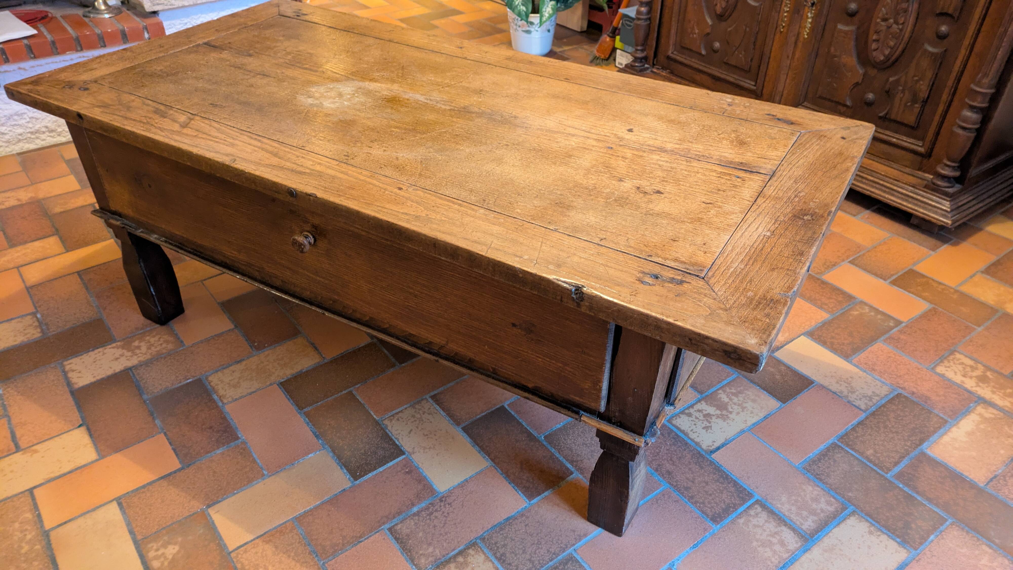 Solid oak coffee table in the style of a maie.