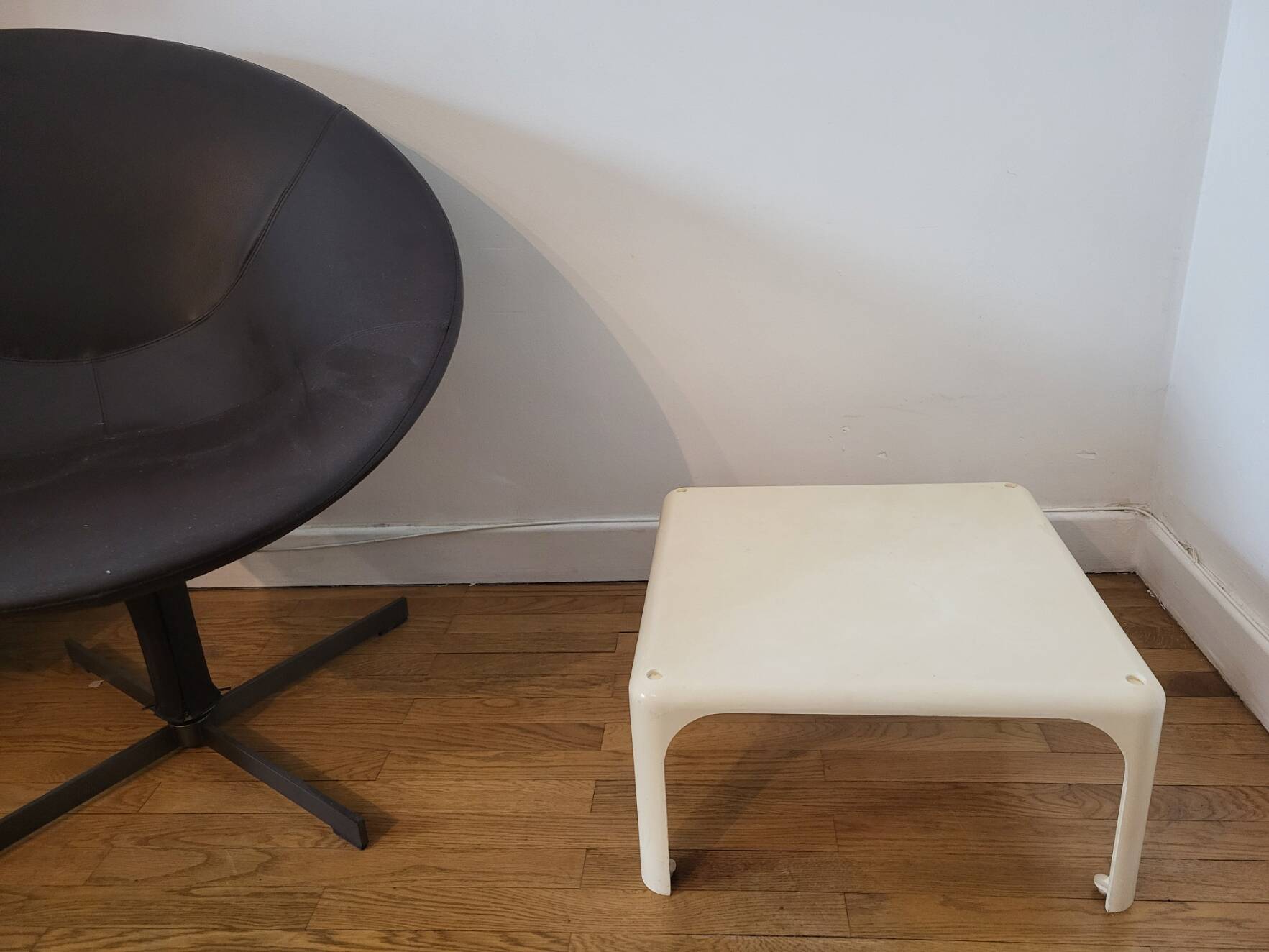 DEMETRIO 45 white coffee table design Vico Magistretti by Artemide Italy 1960