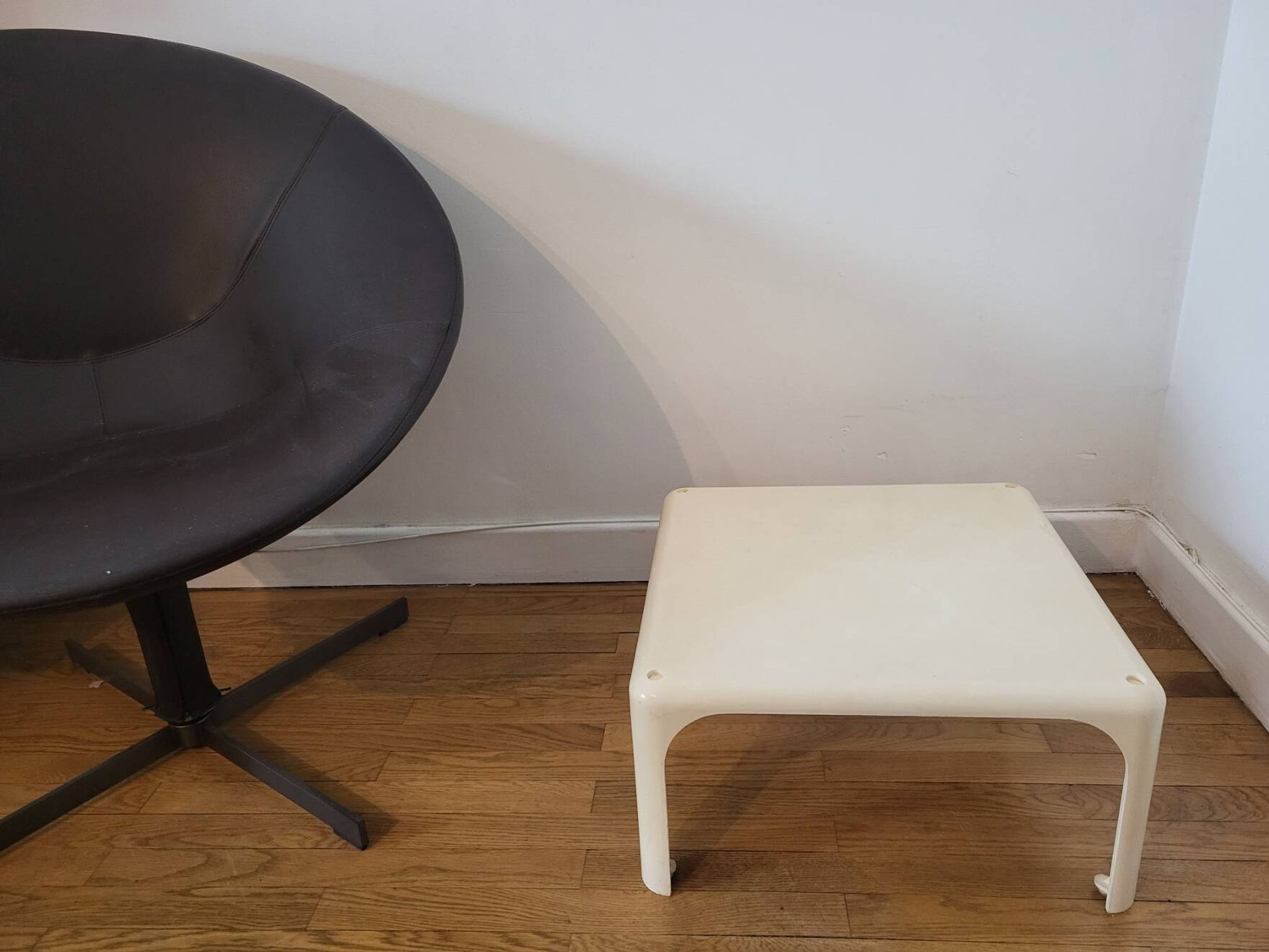 DEMETRIO 45 white coffee table design Vico Magistretti by Artemide Italy 1960