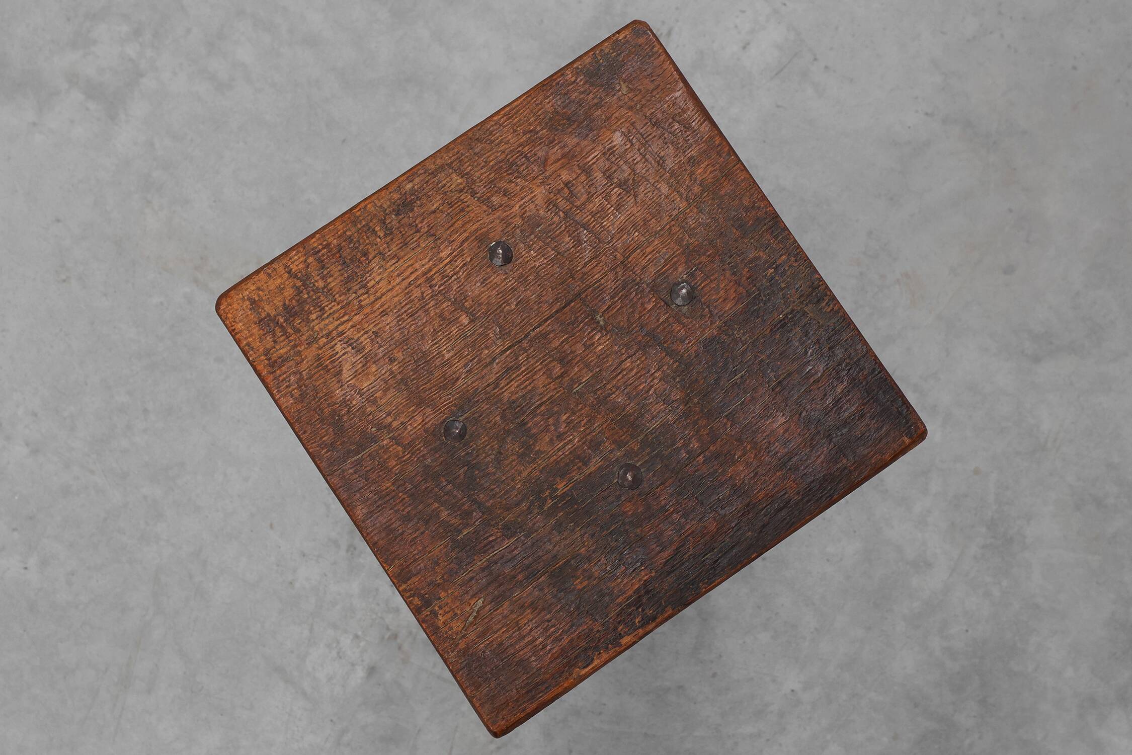 Tabouret bas en bois sculpté français du milieu du XIXe siècle de style gothique