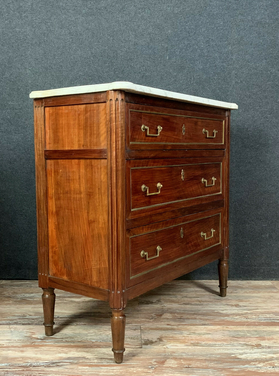 Commode de dame époque Louis XVI en acajou.