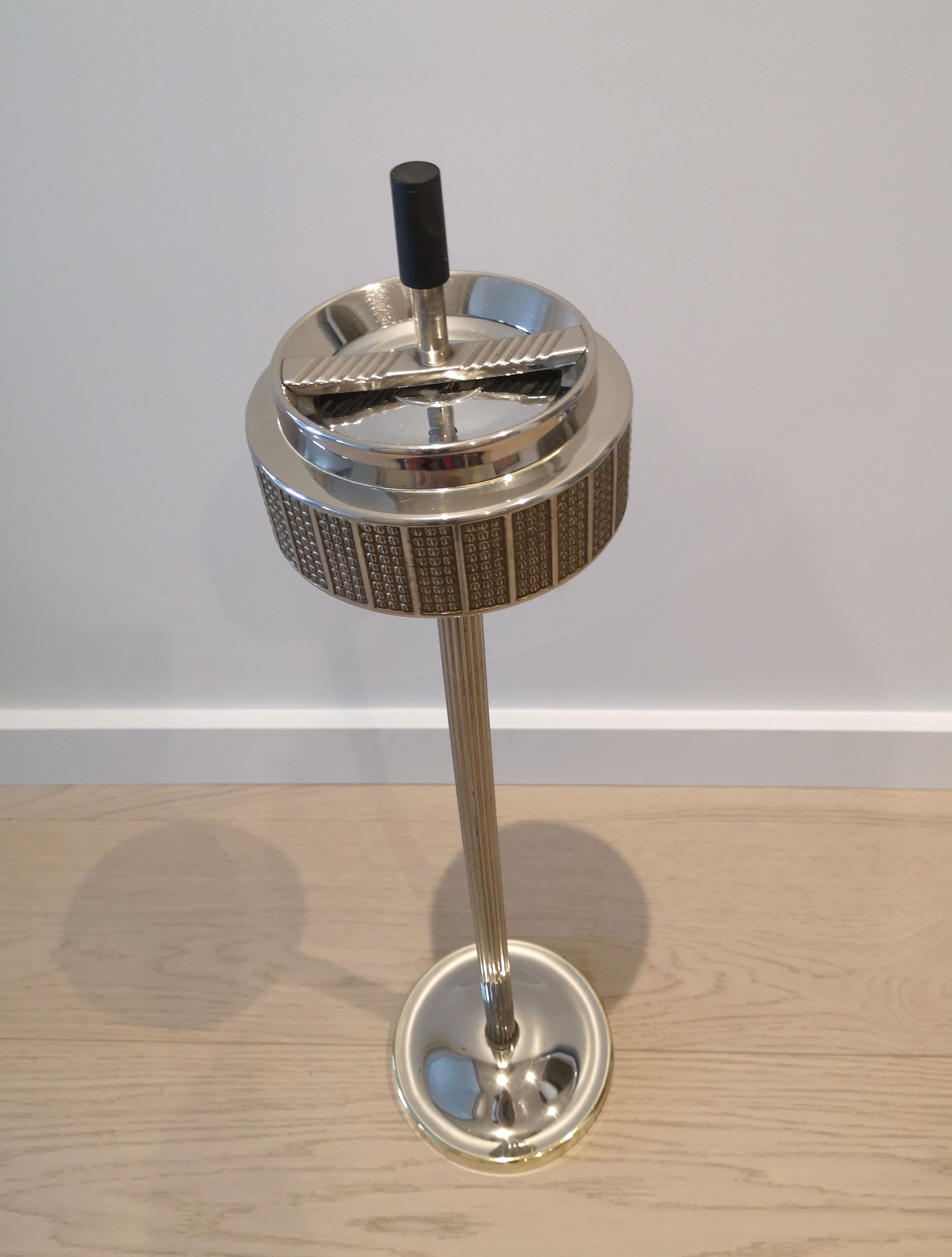 Standing roller ashtray 50s