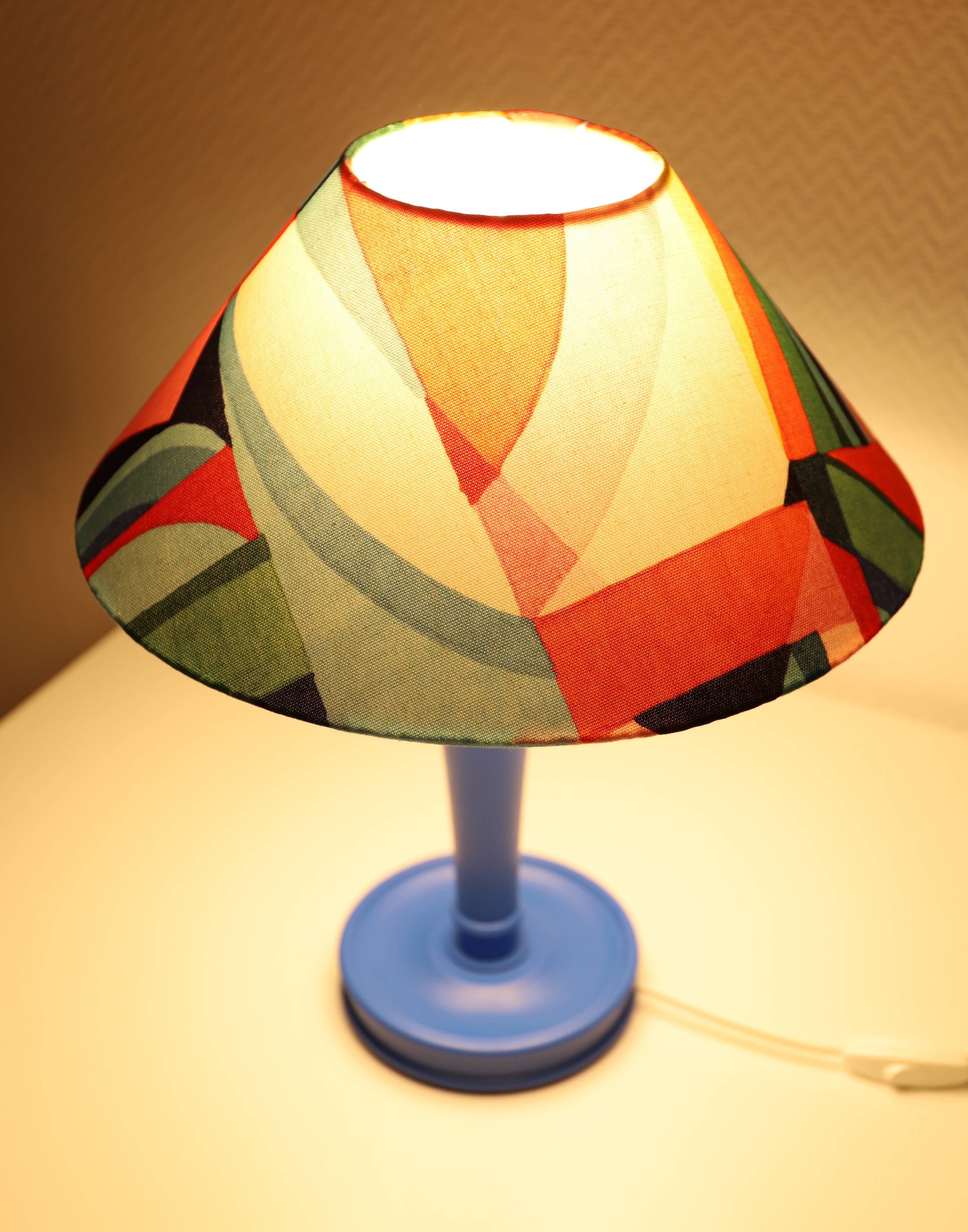 Lampe à poser, pied en bois tourné bleu et abat-jour conique multicolore