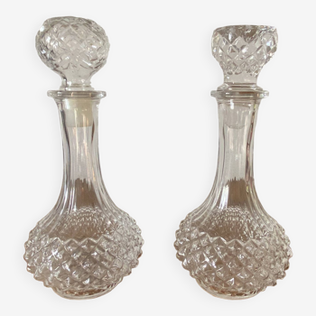 Paire de carafes en verre cristal d'arques, motif pointe de diamant, avec leurs bouchons