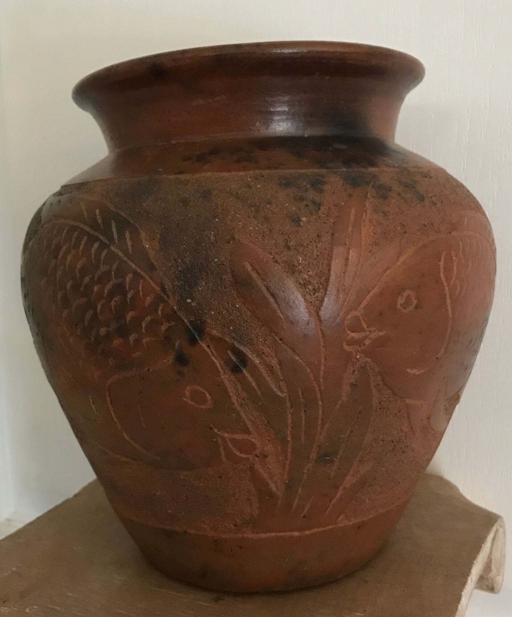 Vase or pot in brown terracotta with artistic decoration of fish.