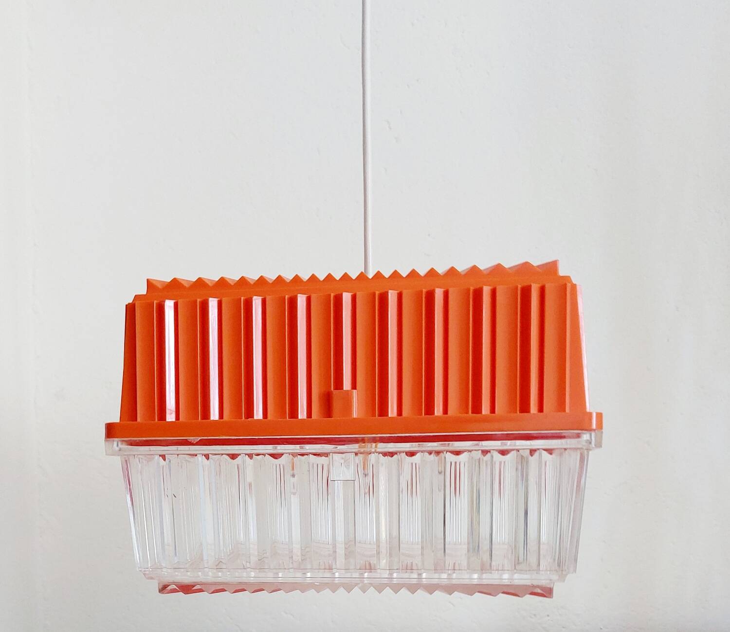 Two-tone vintage pendant light