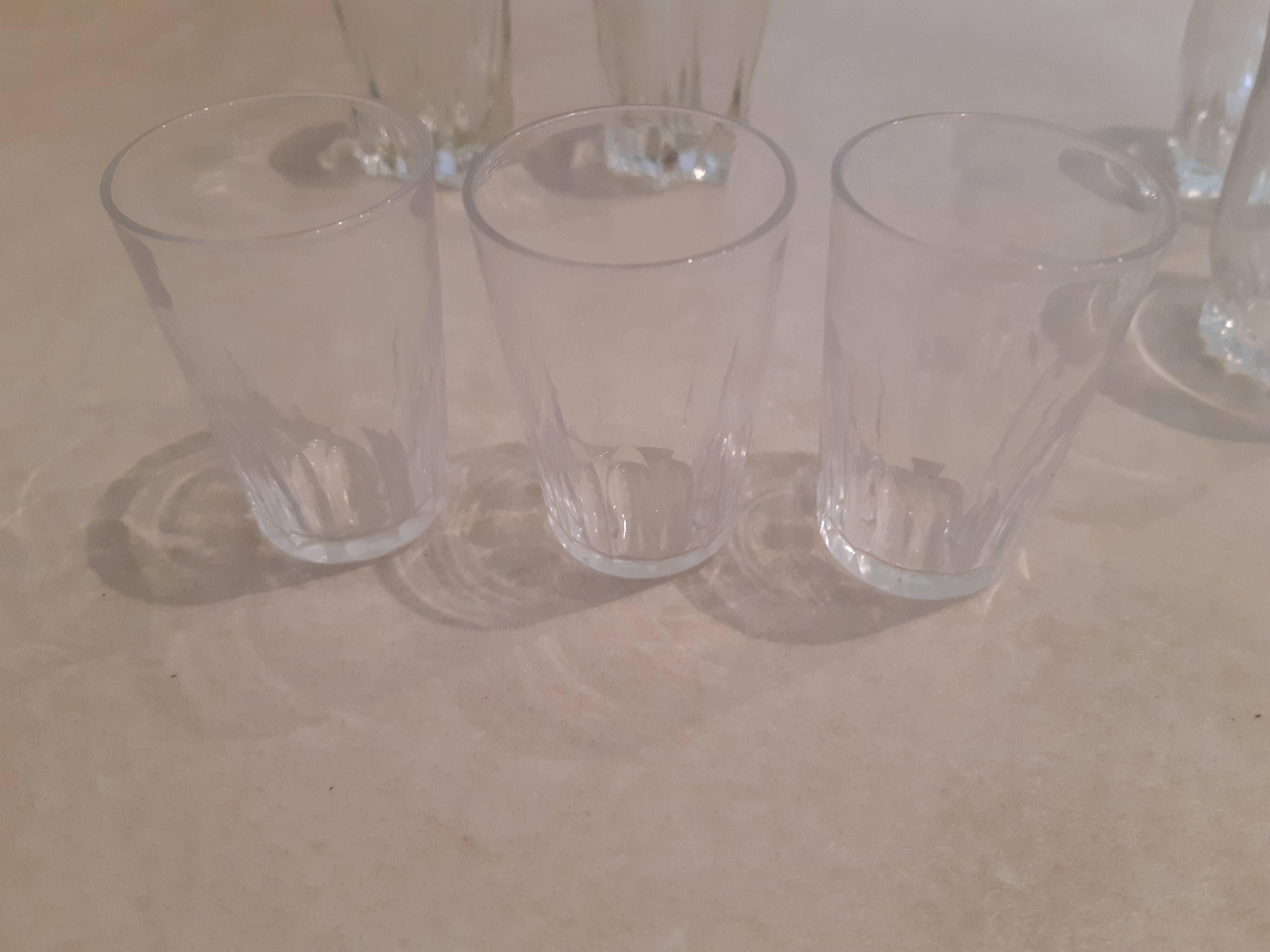 Lot de 21 petits verres dépareillés.