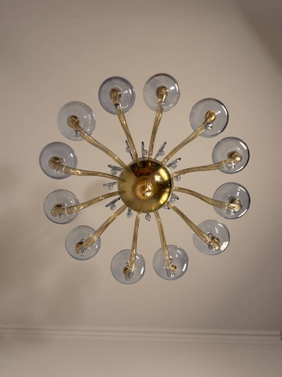 Venetian chandelier in blue and amber Murano glass, 12 light arms, circa 1980.