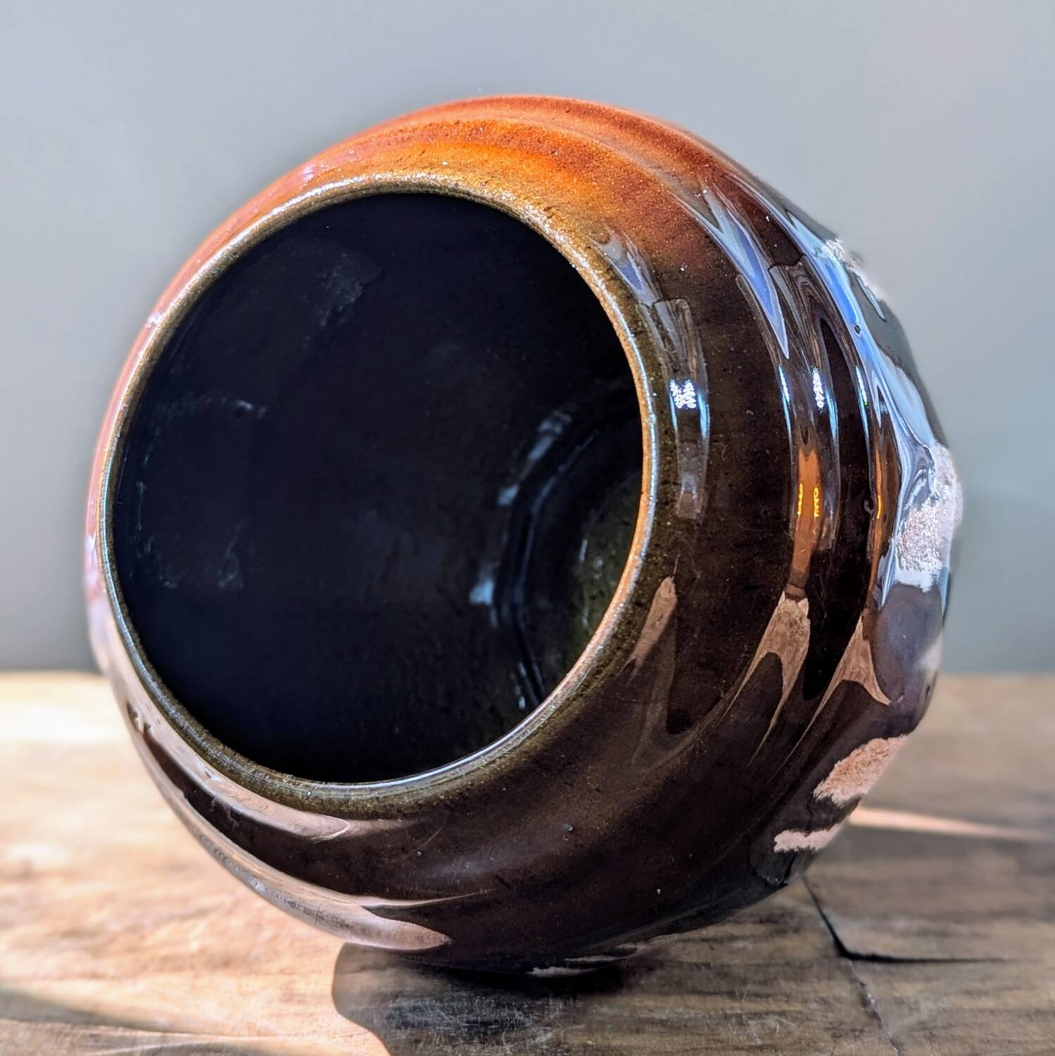 Vase vintage en grès émaillé, marron et bleu gris, décor à coulures