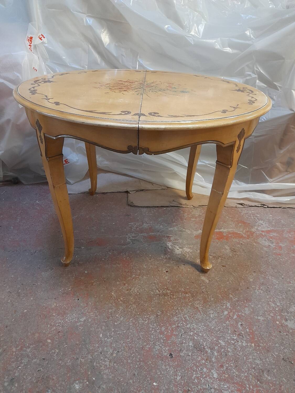 Round table for 4 to 10 place settings