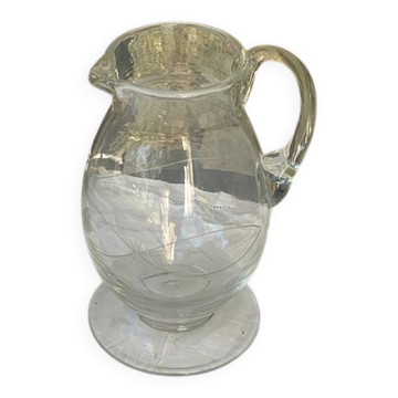 Carafe a eau ou vin en verre avec des trèfles cisèles anciennes