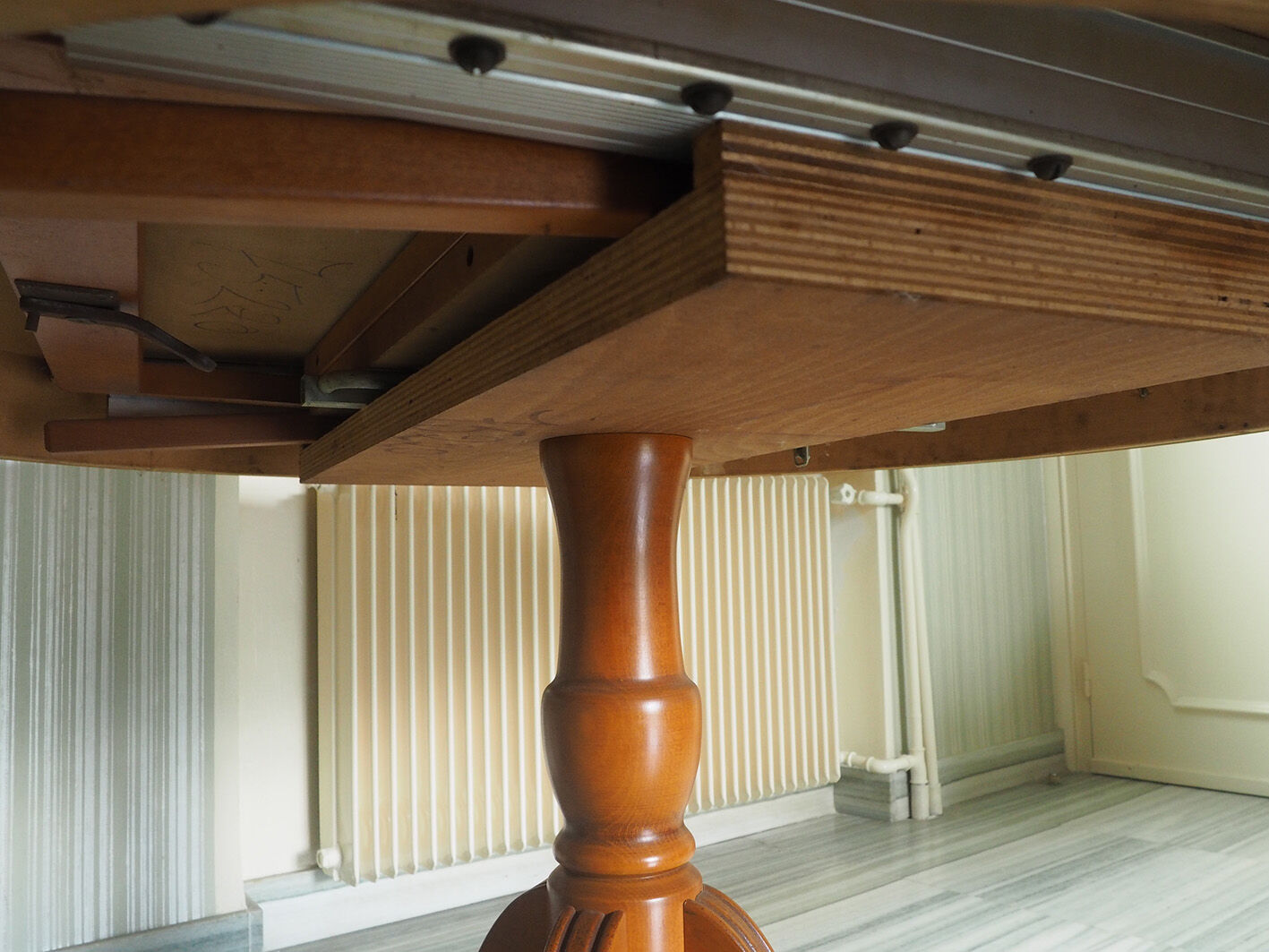 English-style wooden and leather table