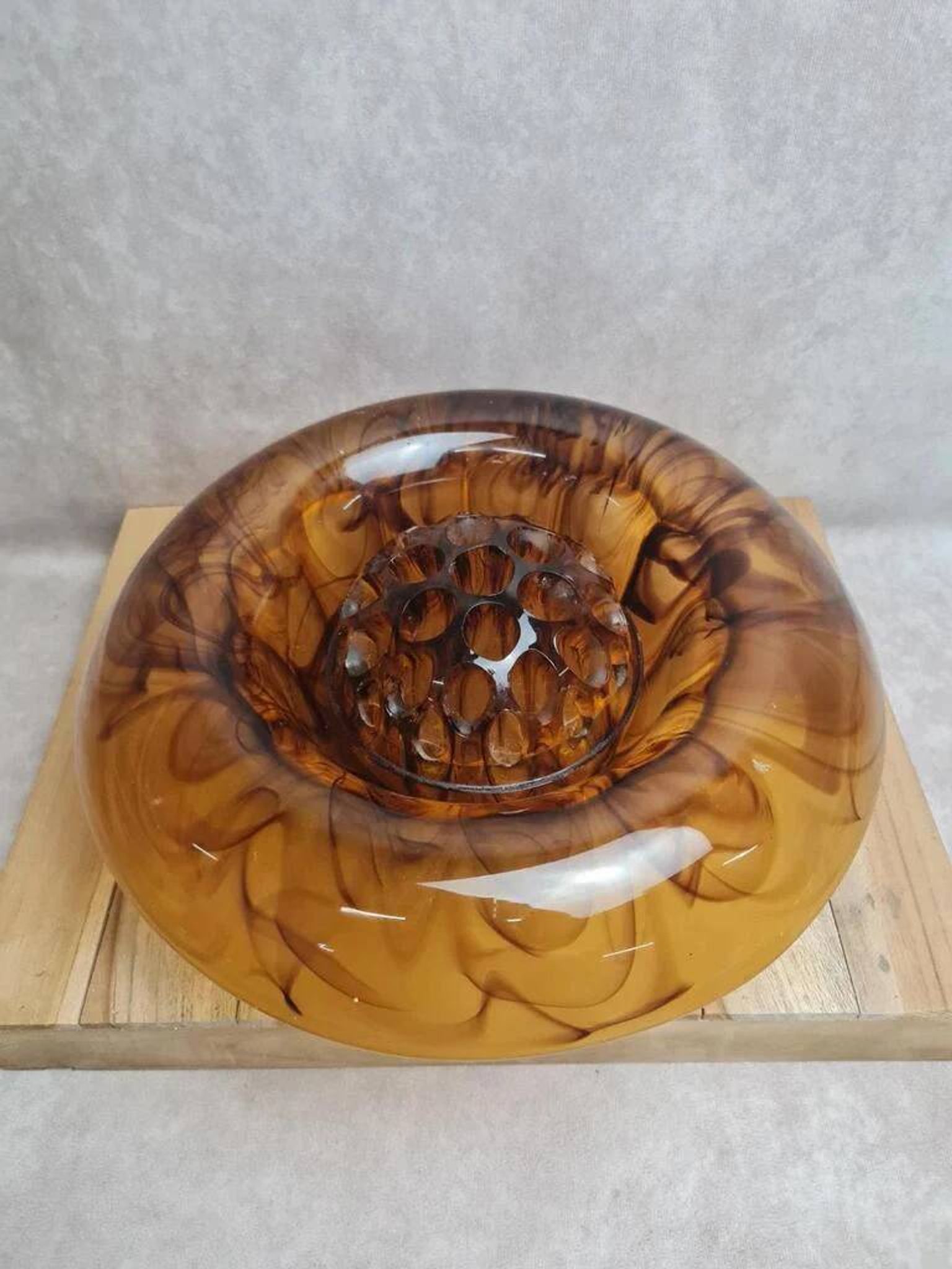 Coupe centre de table Art Déco Davidson « Cloud Glass » ambré – pique-fleurs vintage anglais
