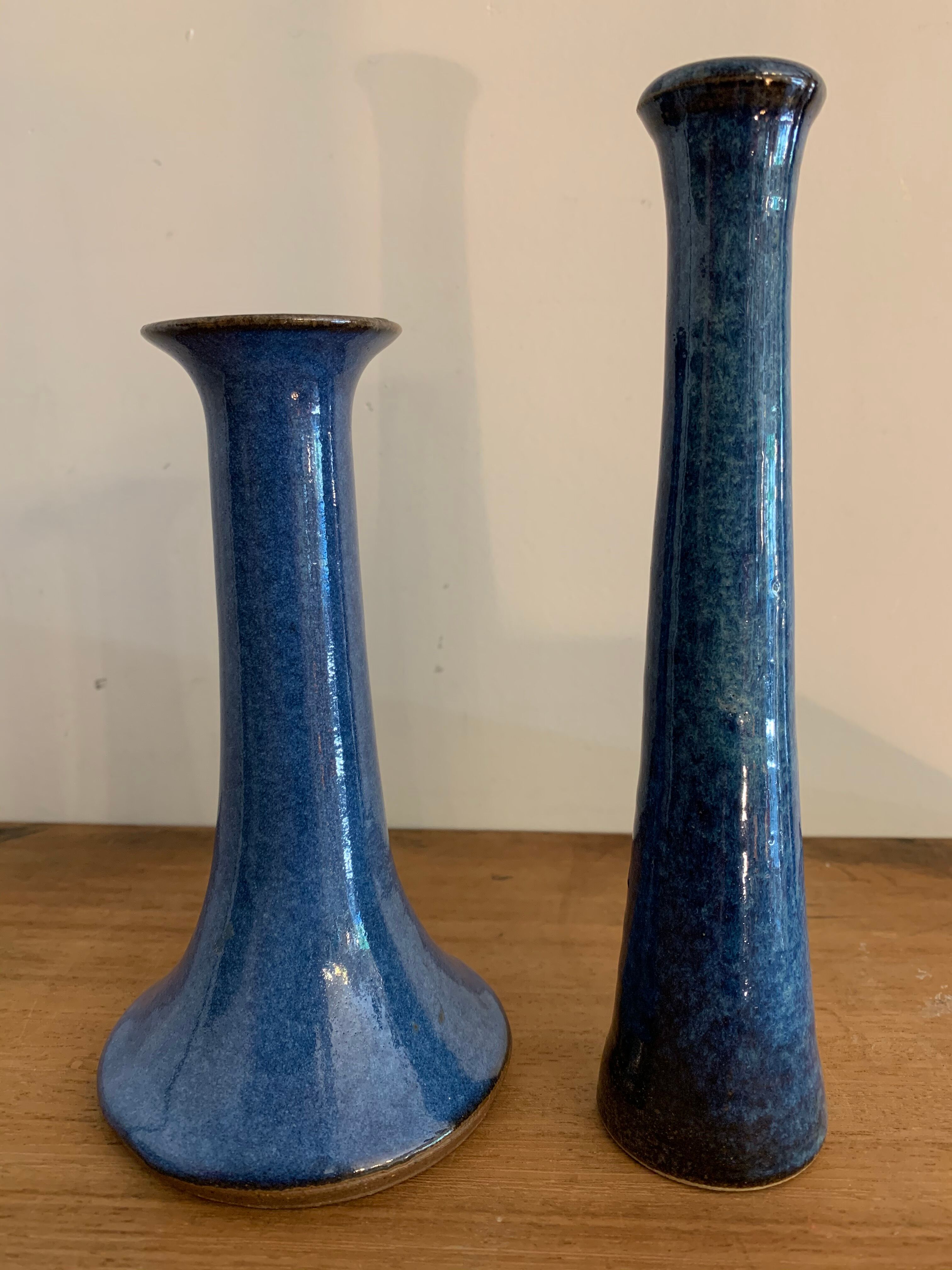 Paire de petits vases soliflores en grès bleu émaillé