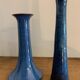 Paire de petits vases soliflores en grès bleu émaillé