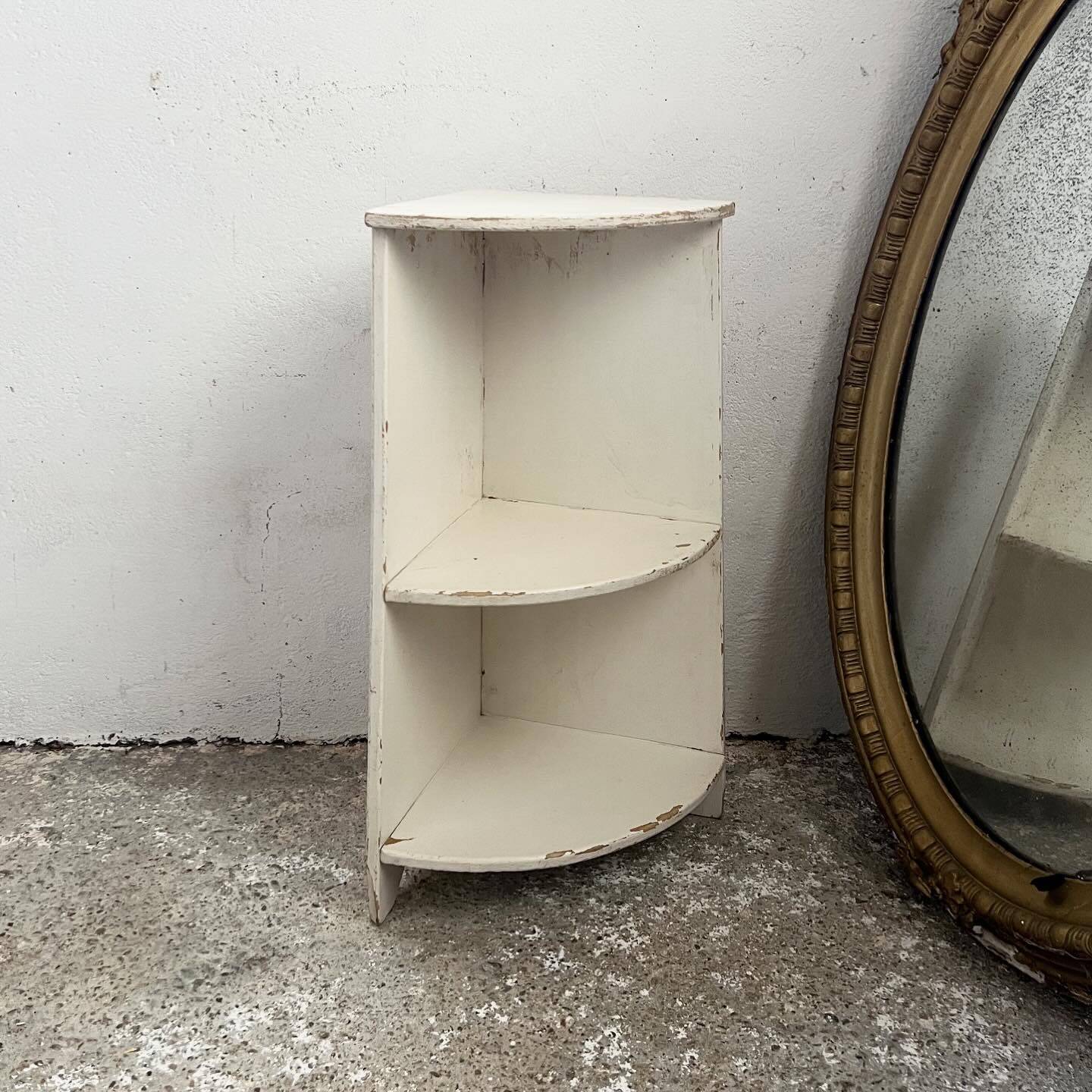 Corner kitchen shelves