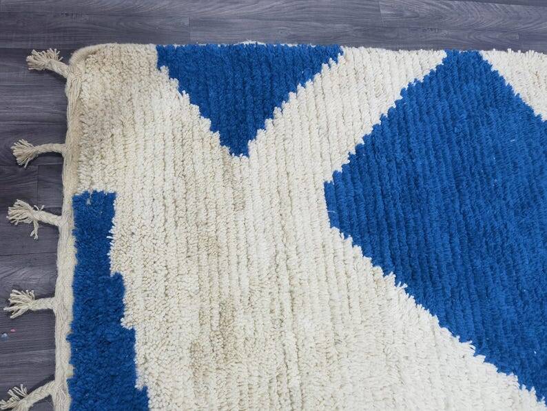 Large wool Berber rug decorated 250/300