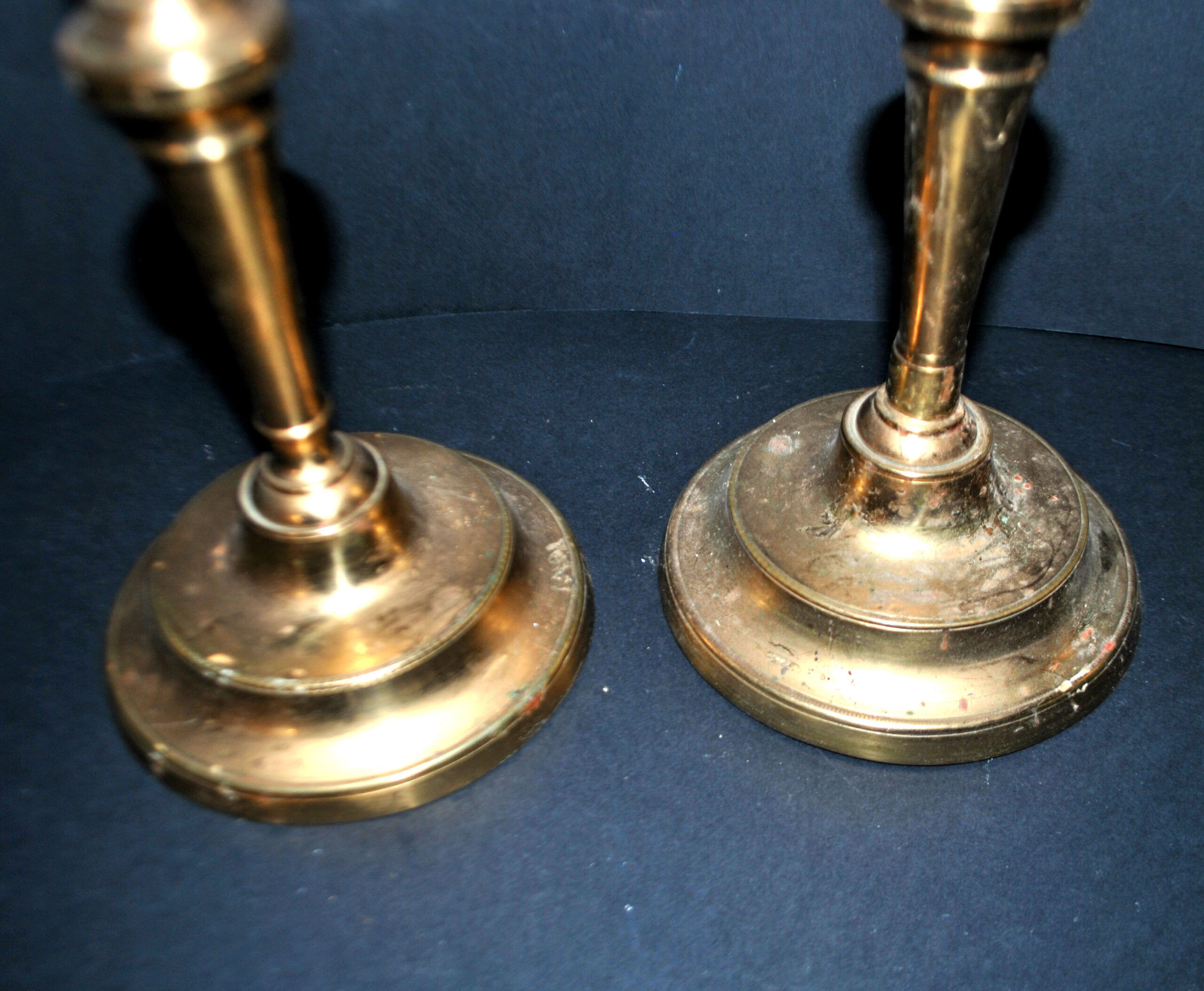 Set of 2 antique hand-chiselled gilded bronze candlesticks – Pair of 18th-century candle holders.