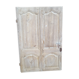 Wearing old 18th two-leaf mouldings