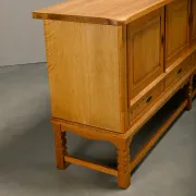 Henning Kjærnulf grand buffet mid-century brutaliste en chêne, années 1960