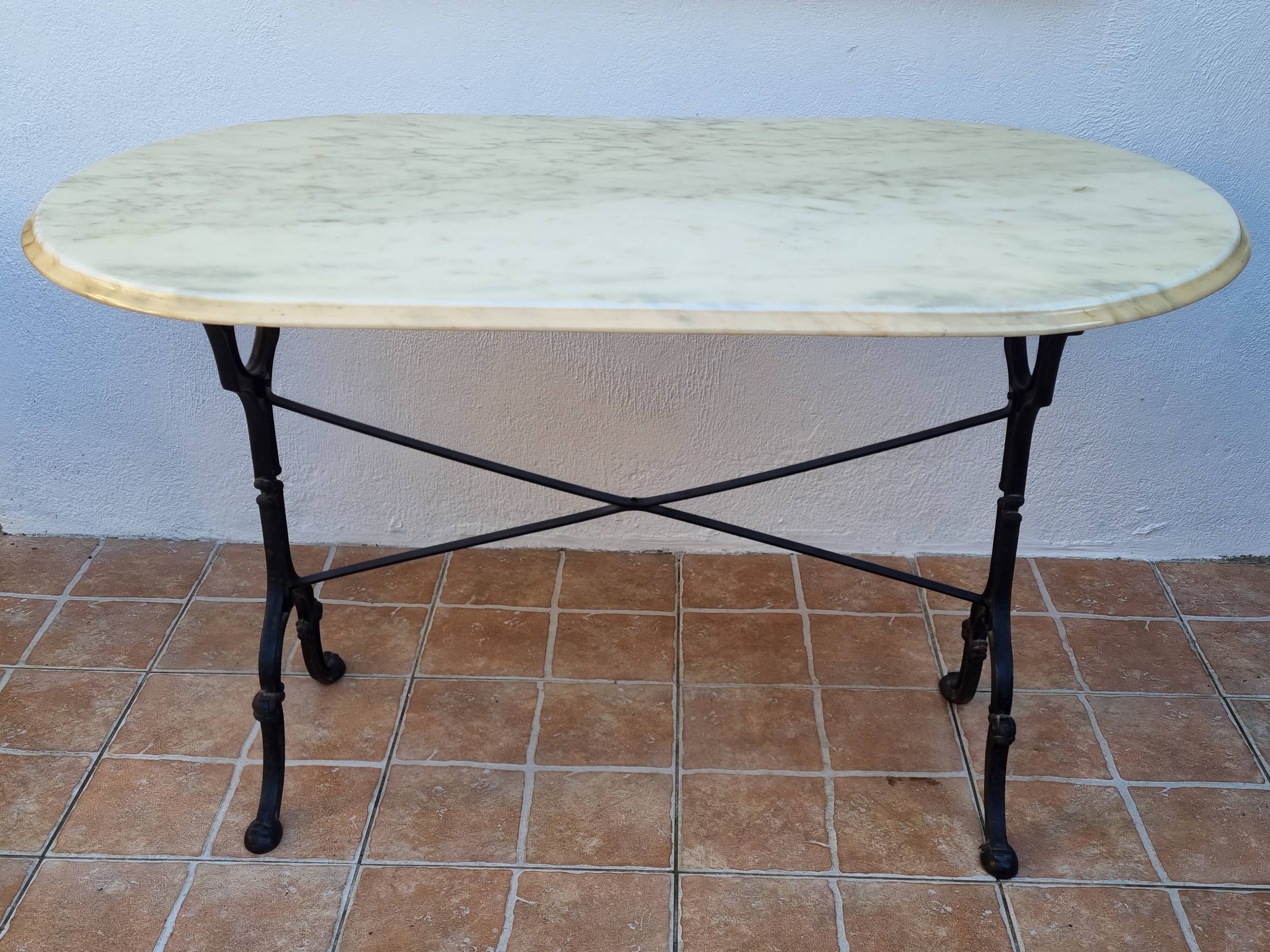 Table en marbre avec piétement en fonte de fer Lafa Aurillac France, 120 cm