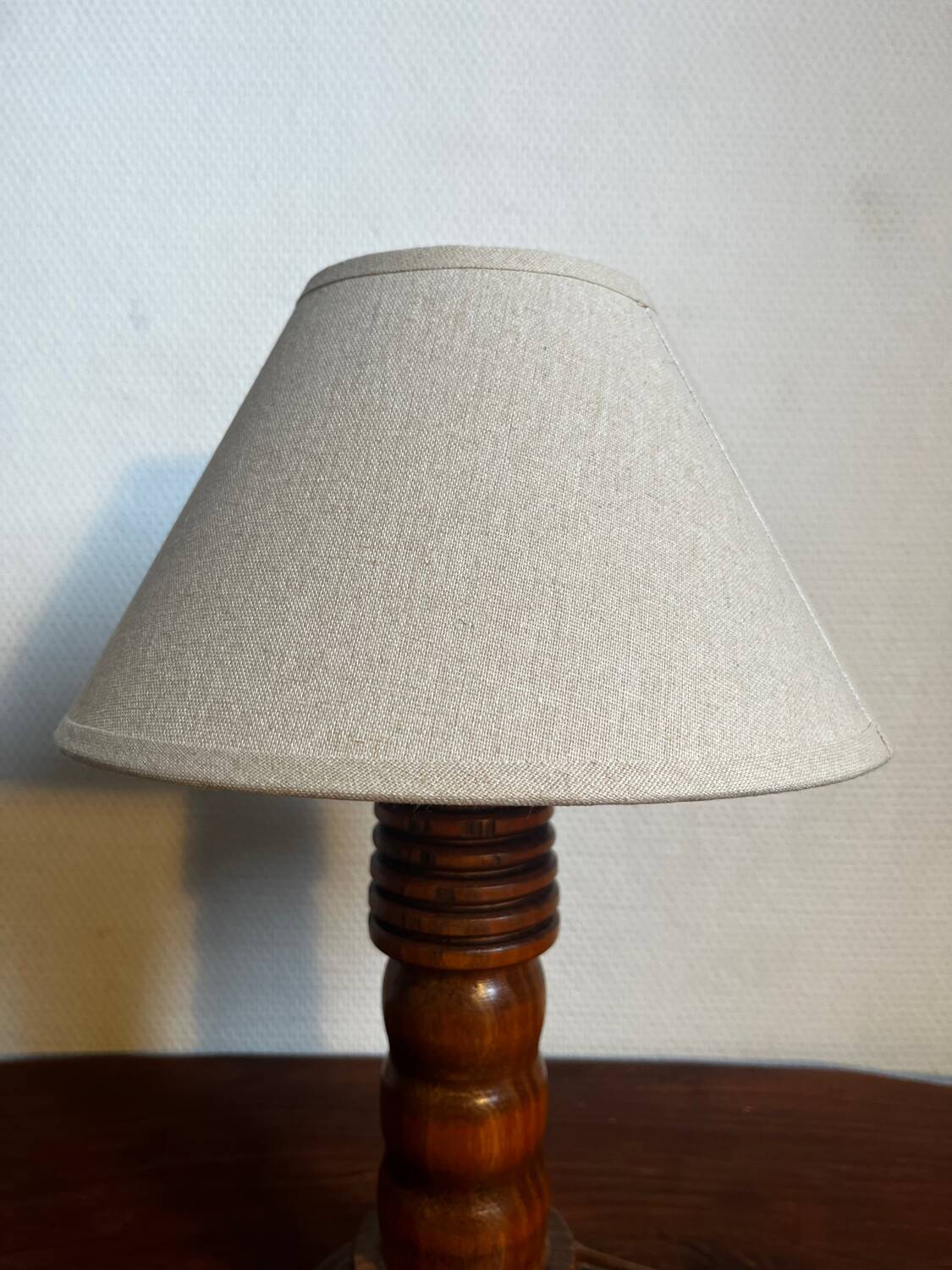 Table lamp with carved wooden base