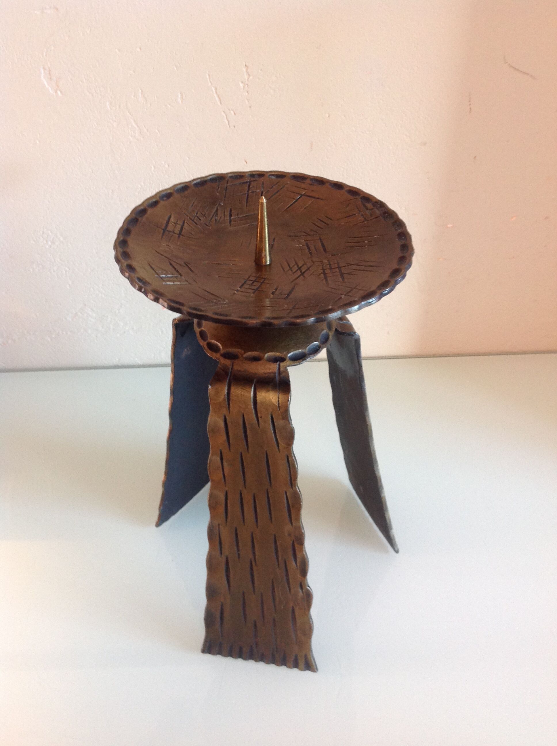 Brutalist candle holder tripod in golden metal / vintage 60s-70s