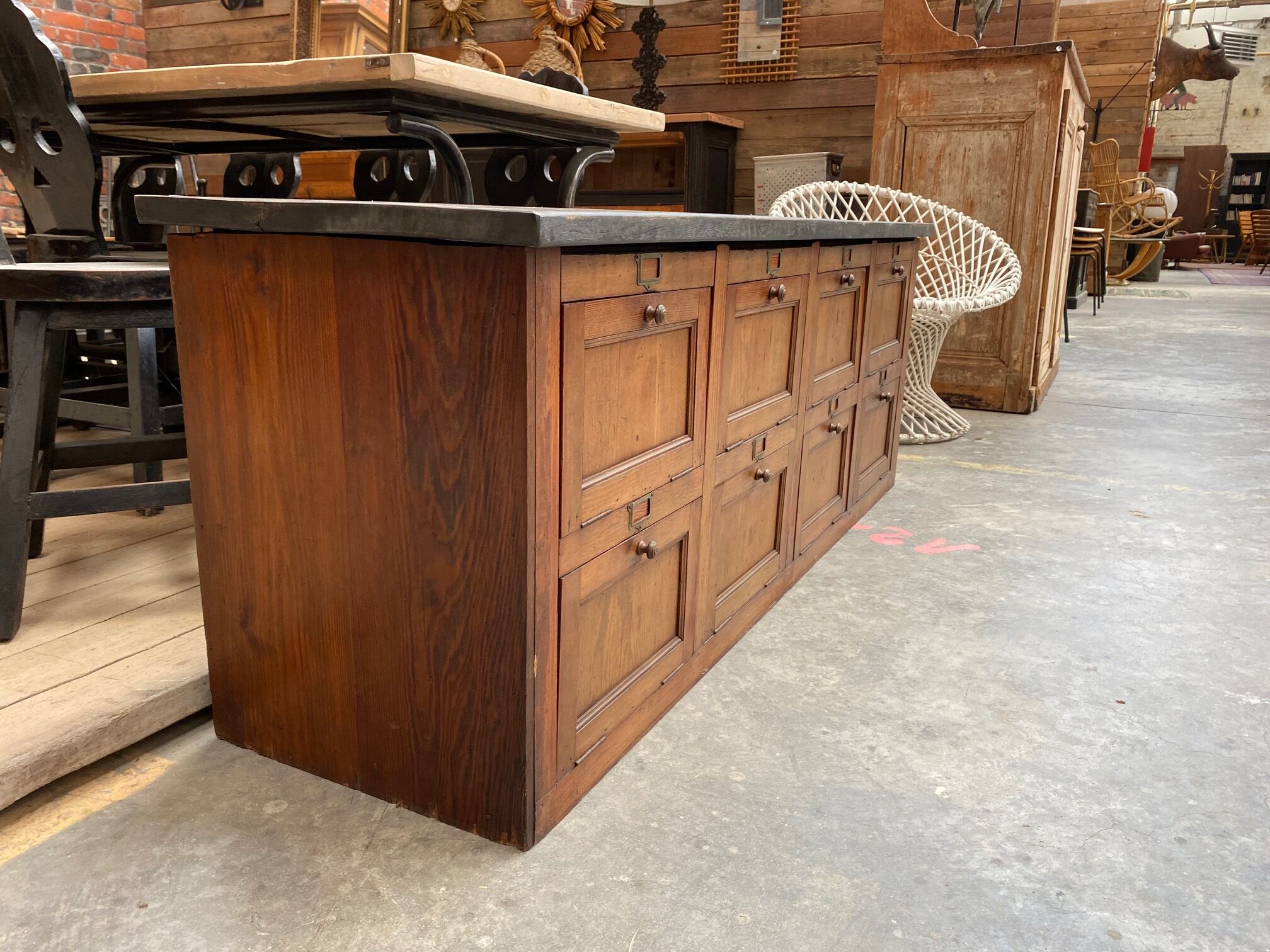 Low furniture with valves