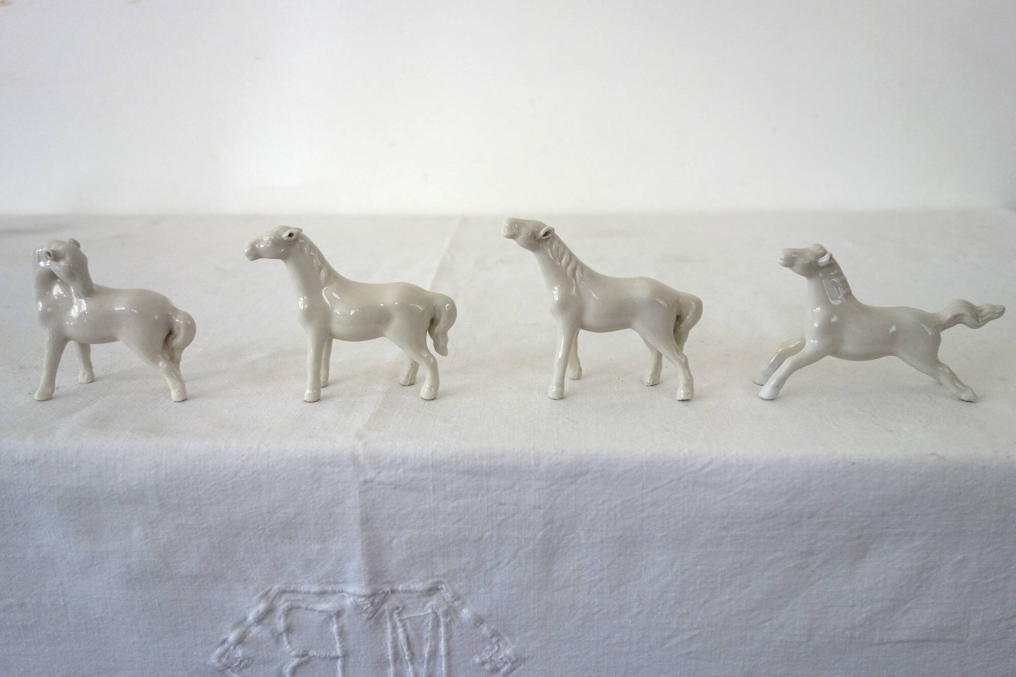 Lot de 8 chevaux du bonheur en porcelaine de Chine blanche, années 60/70