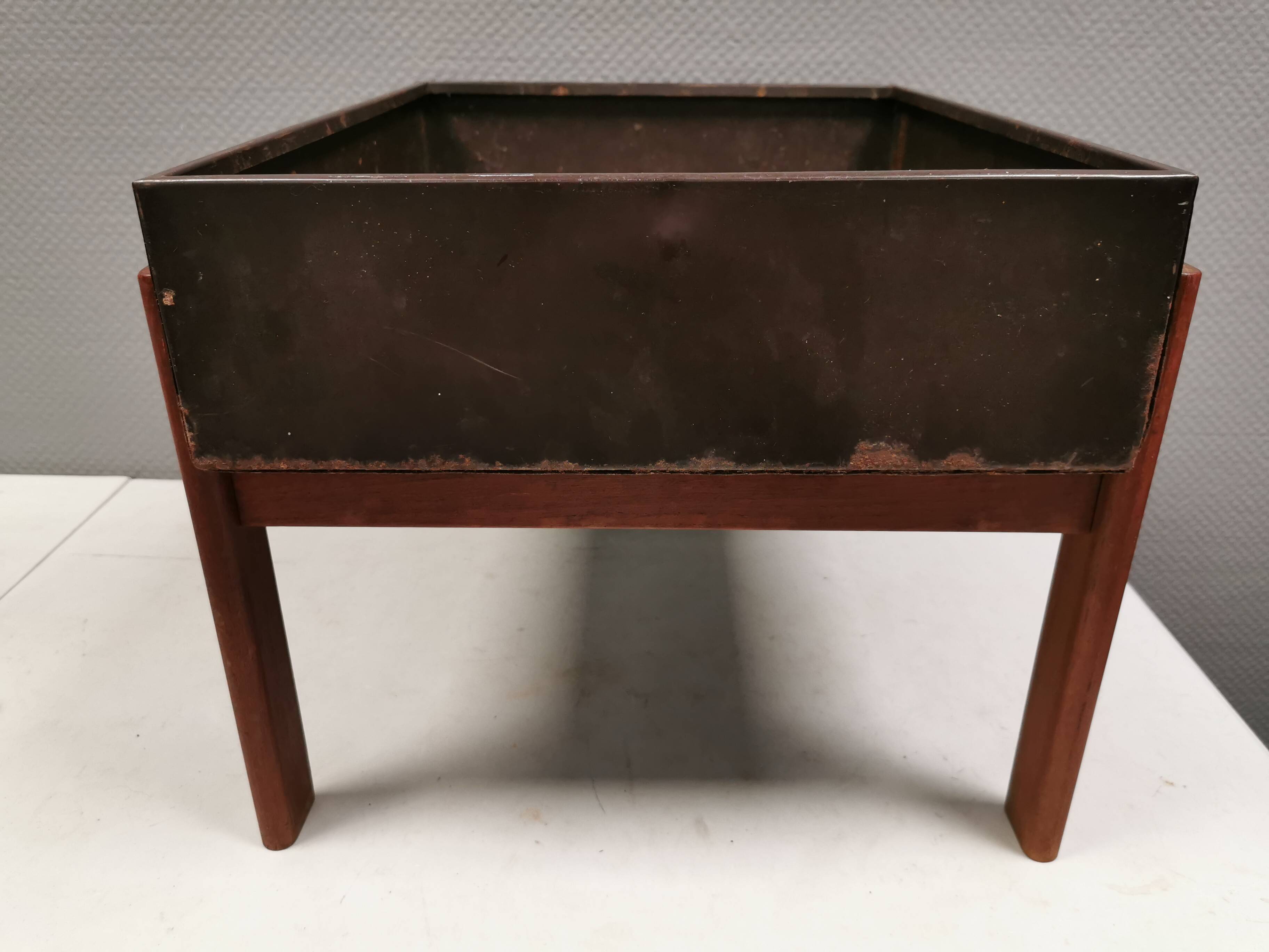 Danish-designed plant box in teak wood 1960s. With a recessed box (insert).