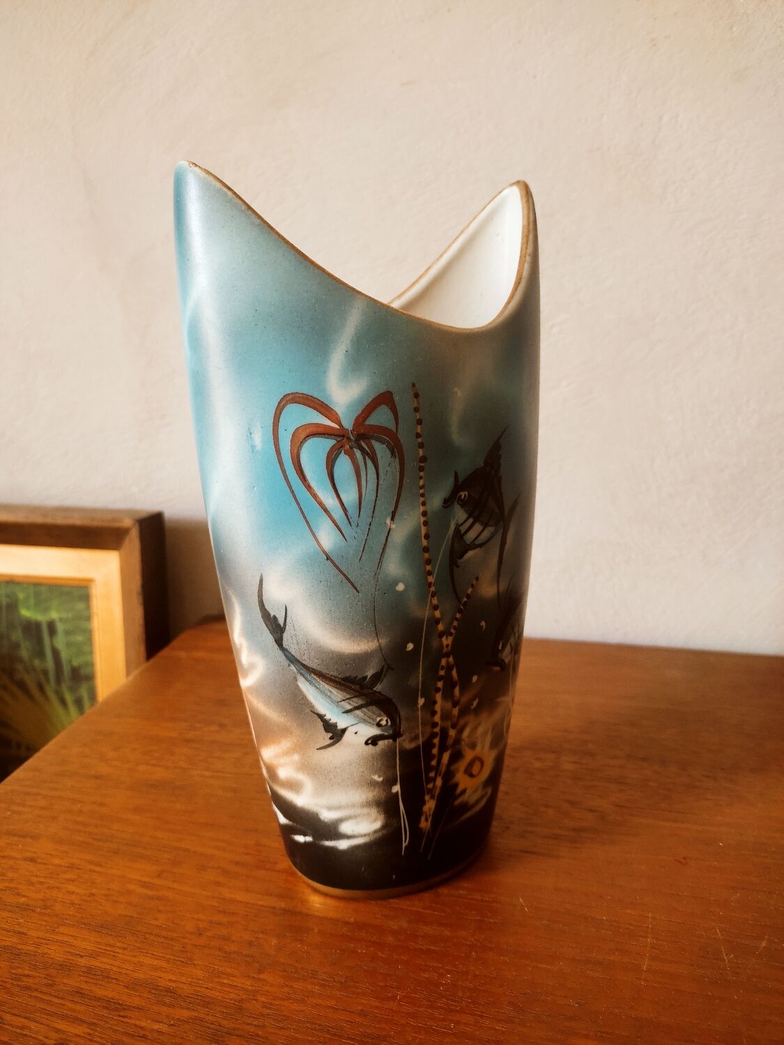 Free-form marine decoration vase