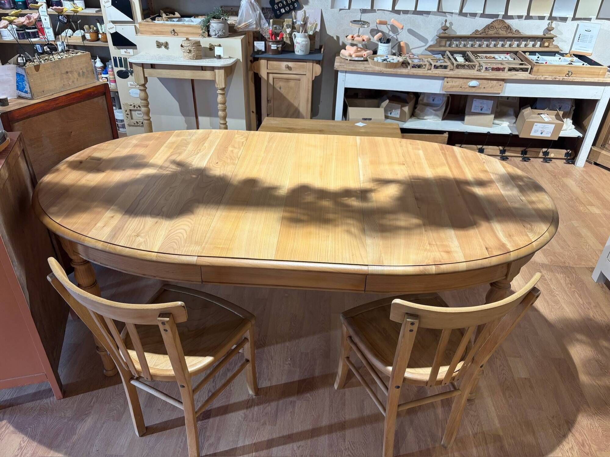 Table ovale en merisier naturel