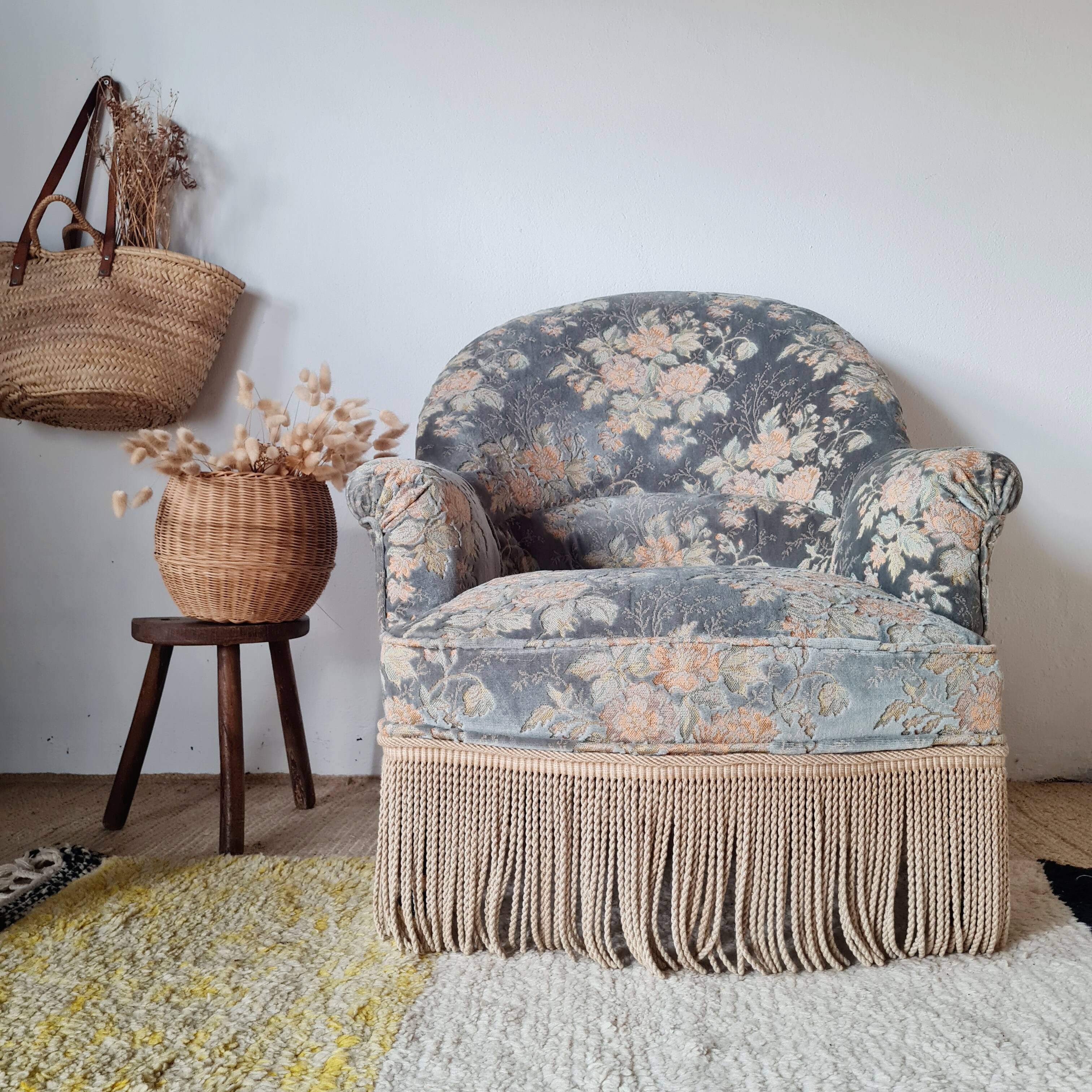 Fauteuil crapaud ancien velours fleuri avec franges