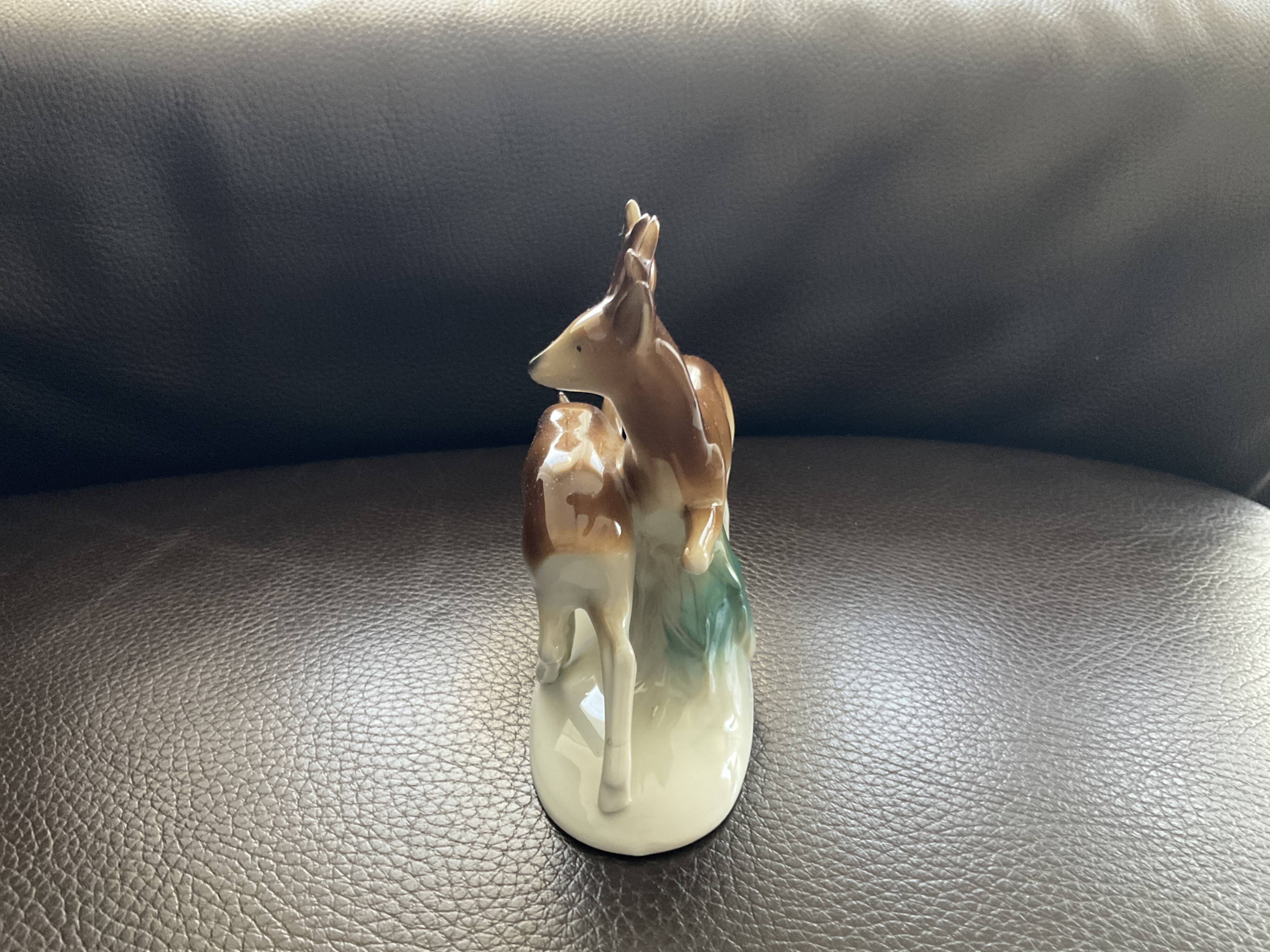 Figurine en porcelaine biche et cerf