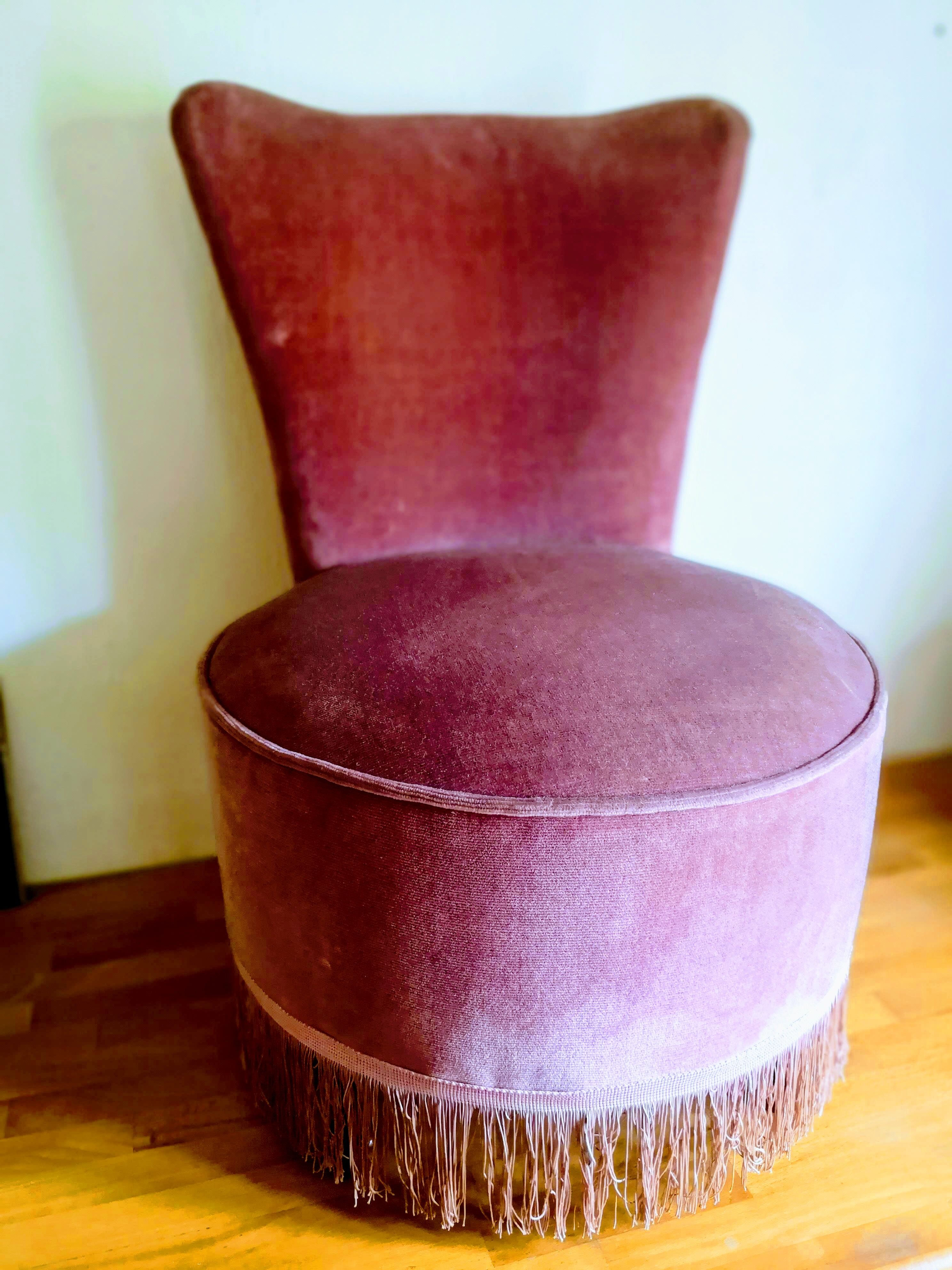 Low chair in fringed velvet rose