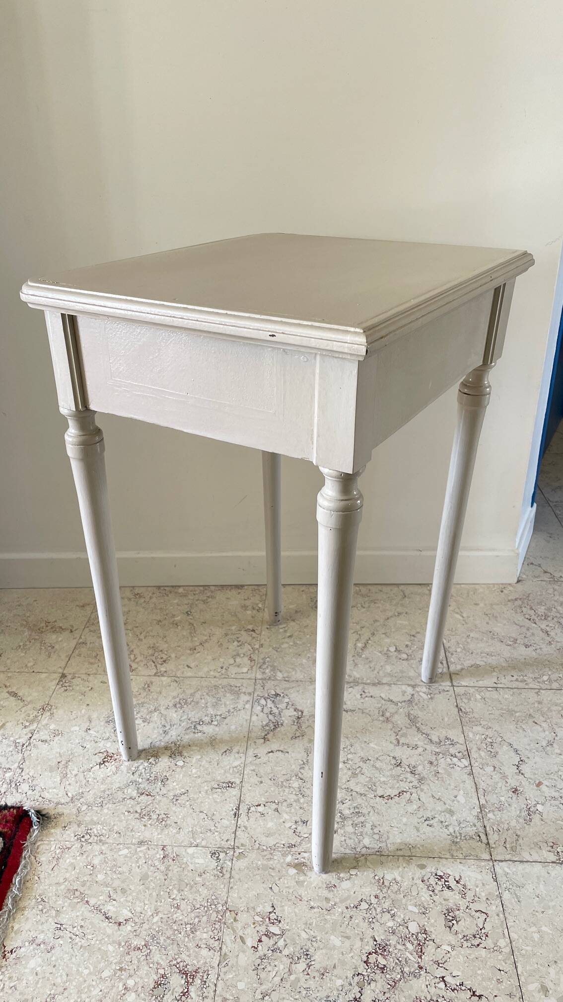 Antique bedside table with 1 drawer