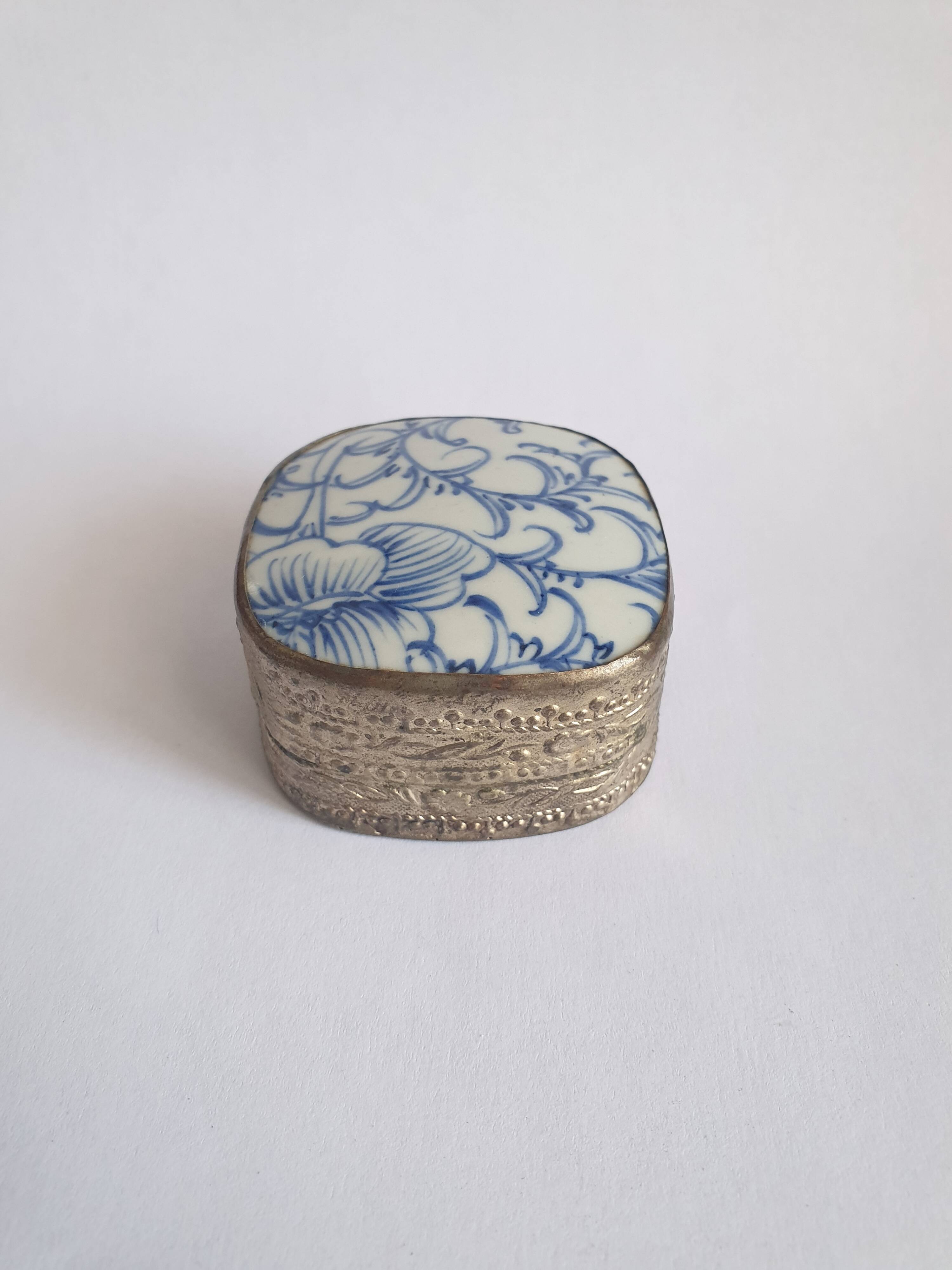 Old metal box and faience twentieth Asia China