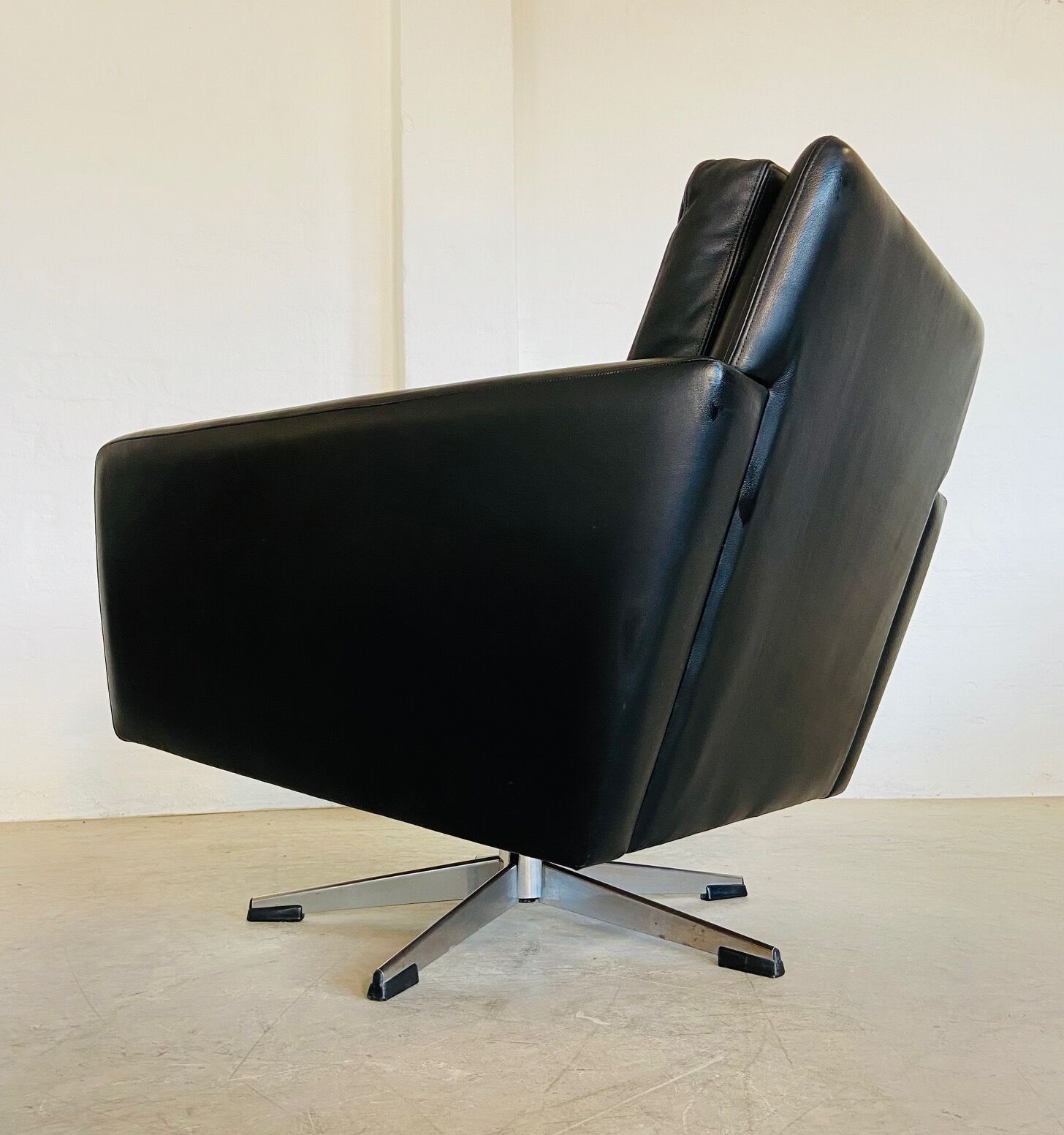 Vintage Danish swivel chair in black leather by Georg Thams