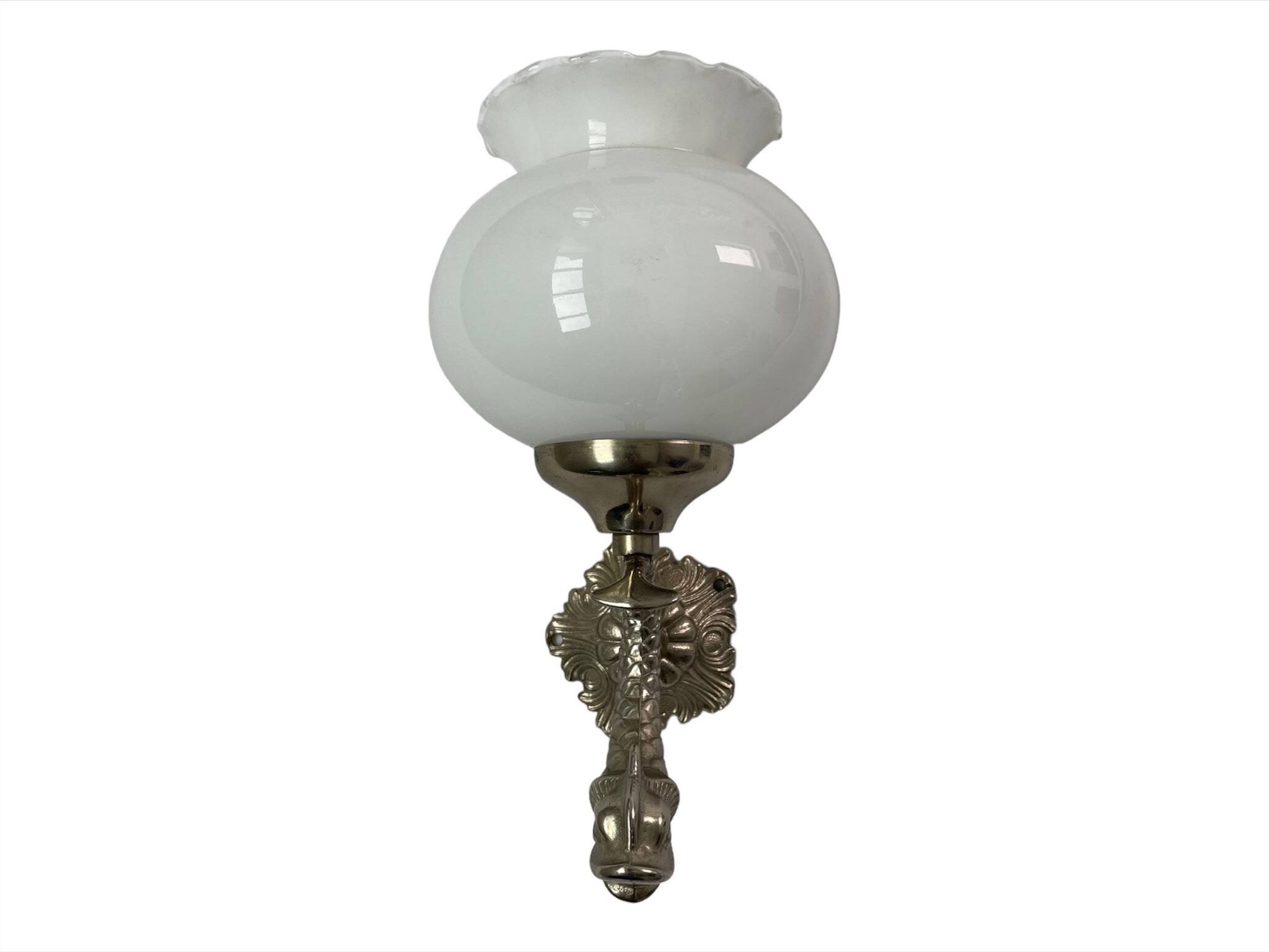 Applique formant un poisson, métal argenté, globe en verre opaque, opaline blanche, décoration