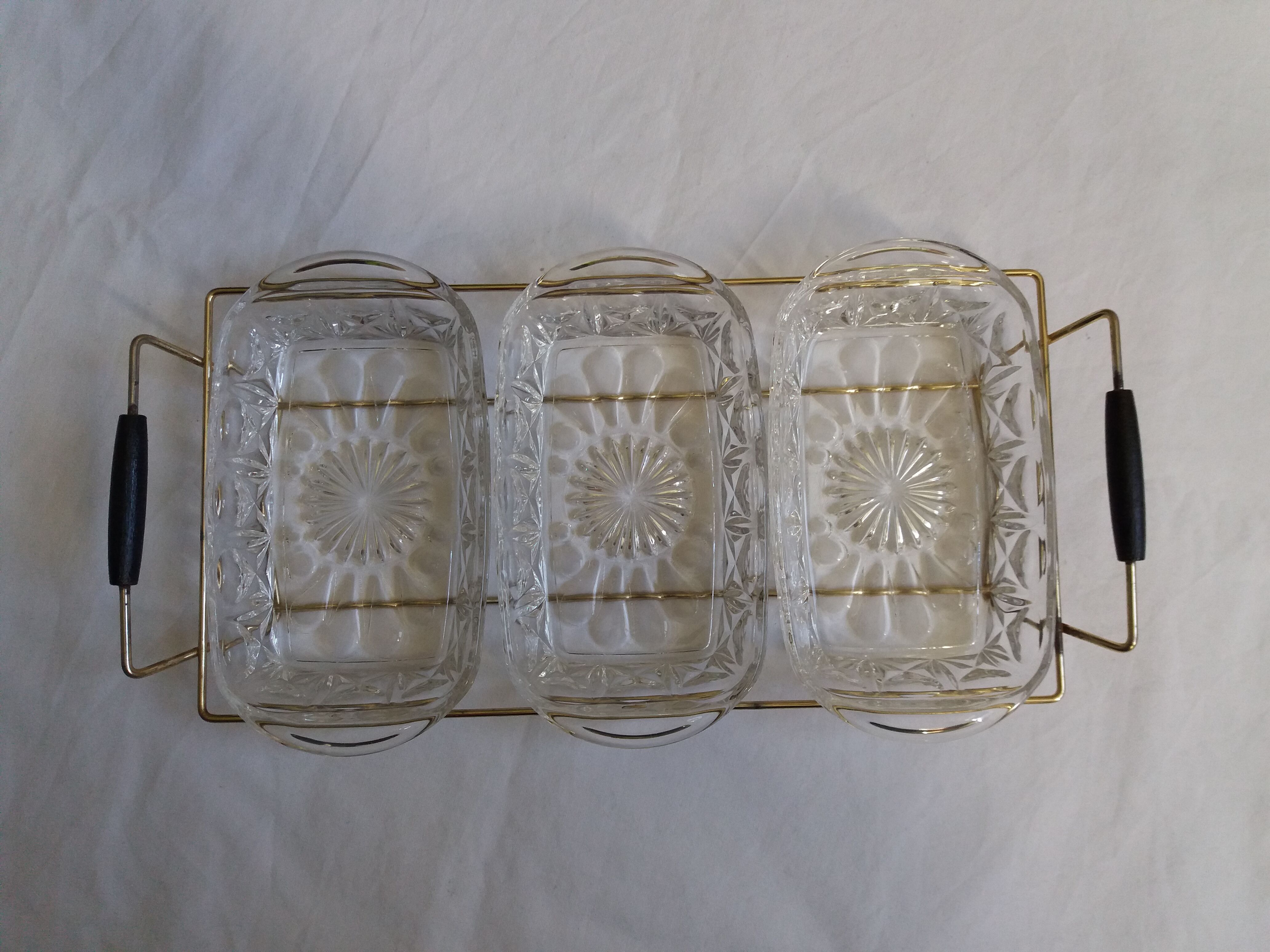 Aperitif serving tray with 3 glass ramekins