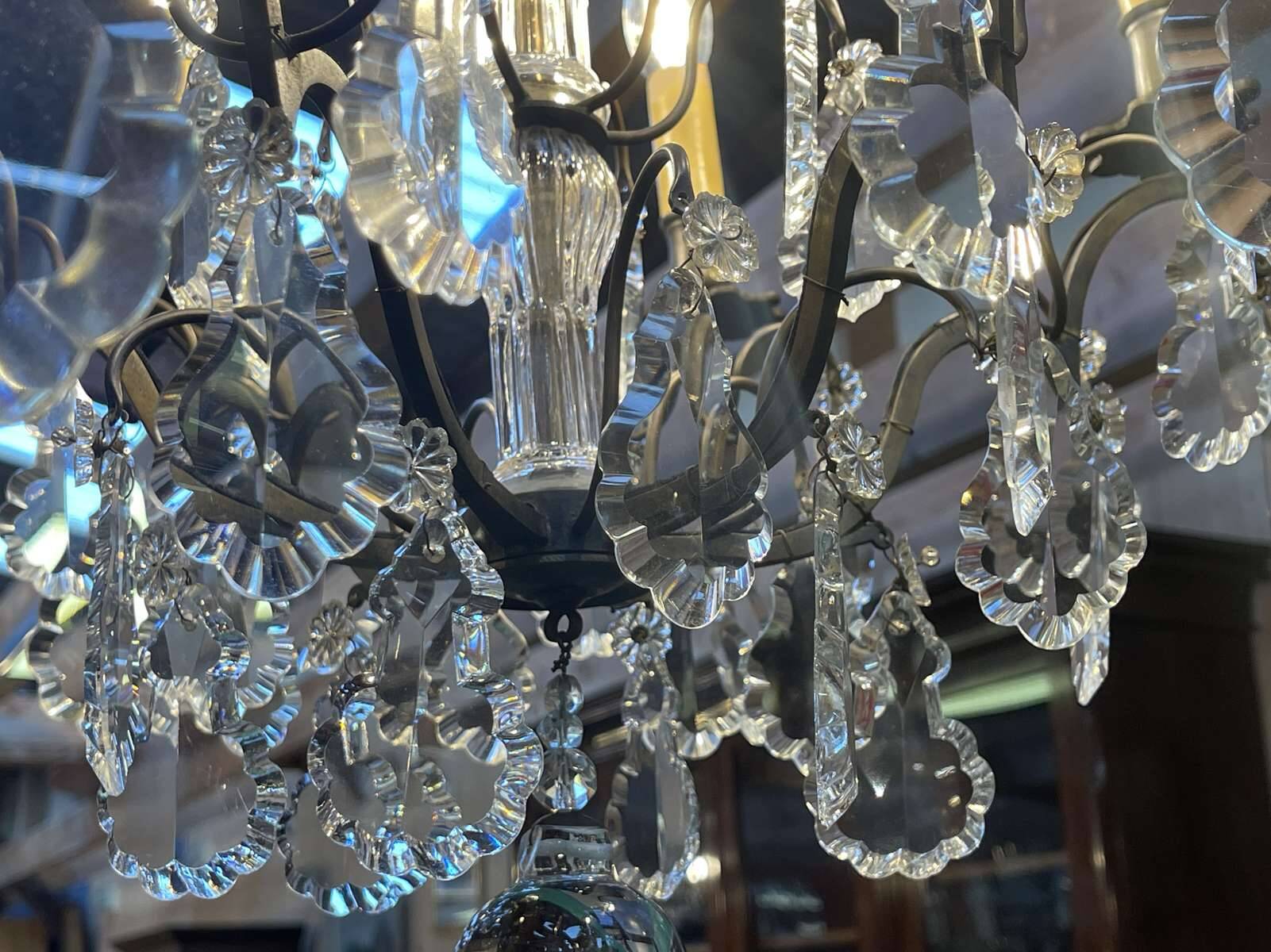 Bronze and cut crystal chandelier with 6 lights, early 20th century work.