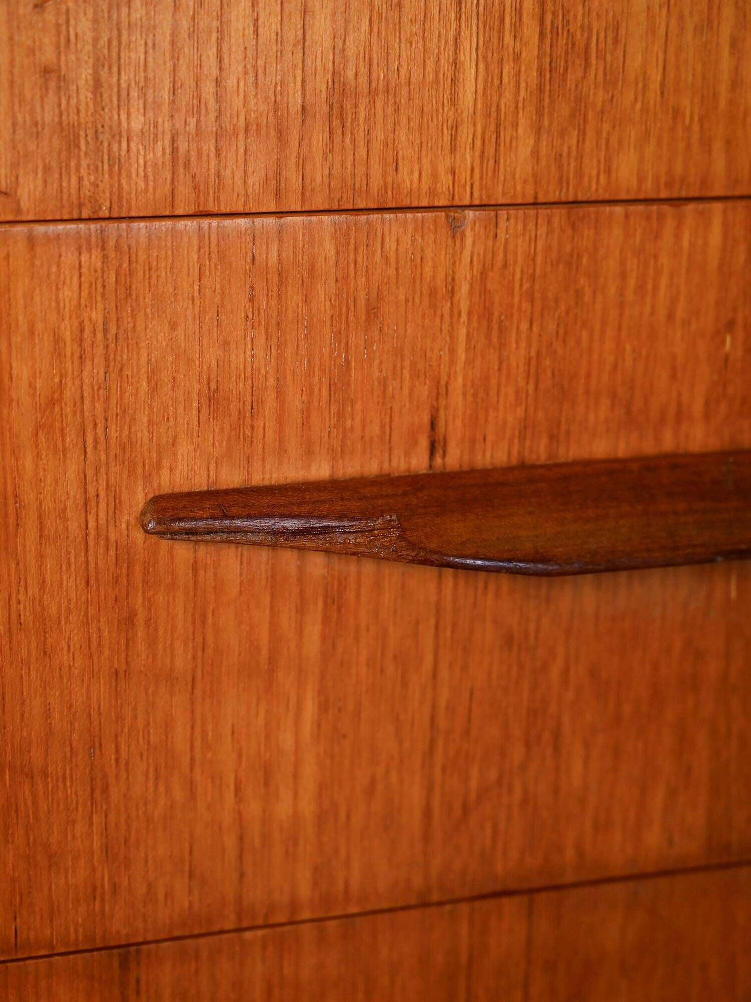 Nordic chest of drawers with wooden handles