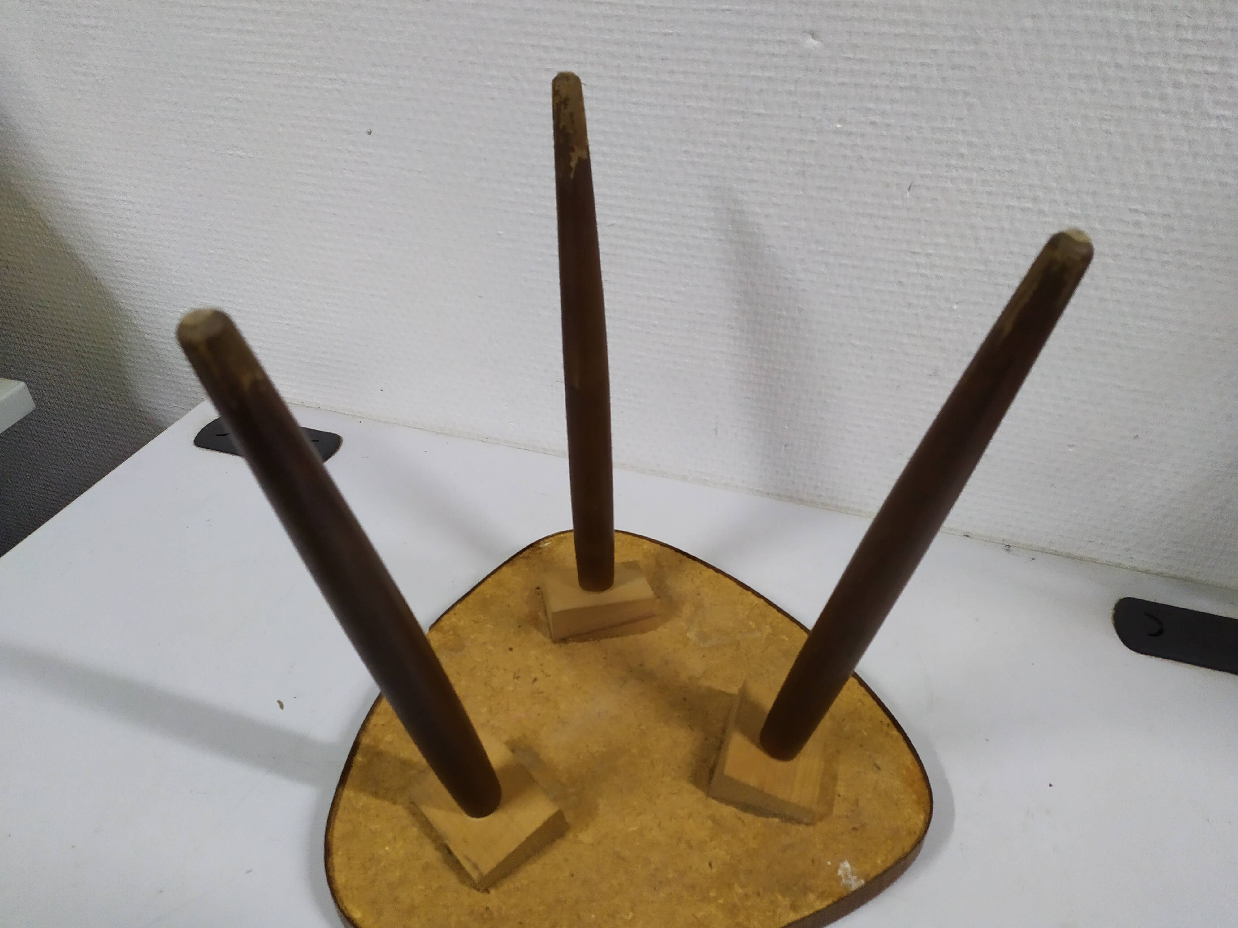 Tripod healer braun formica carries plant