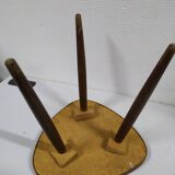 Tripod healer braun formica carries plant