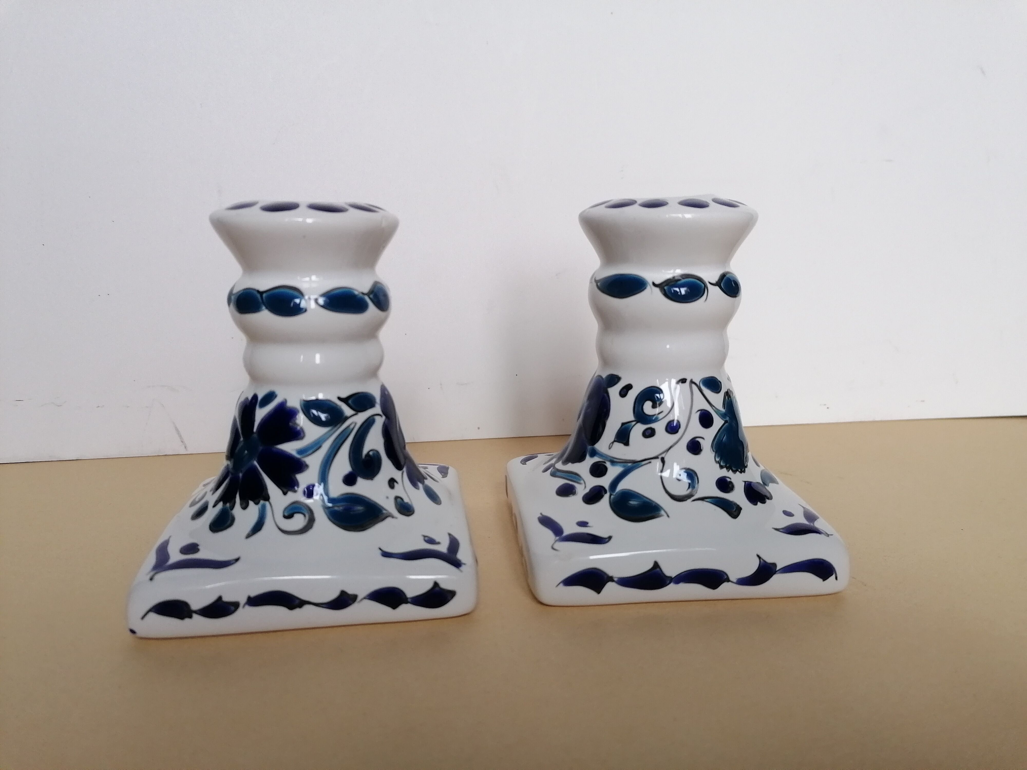 Paire de bougeoirs décor en émaux blanc et bleu