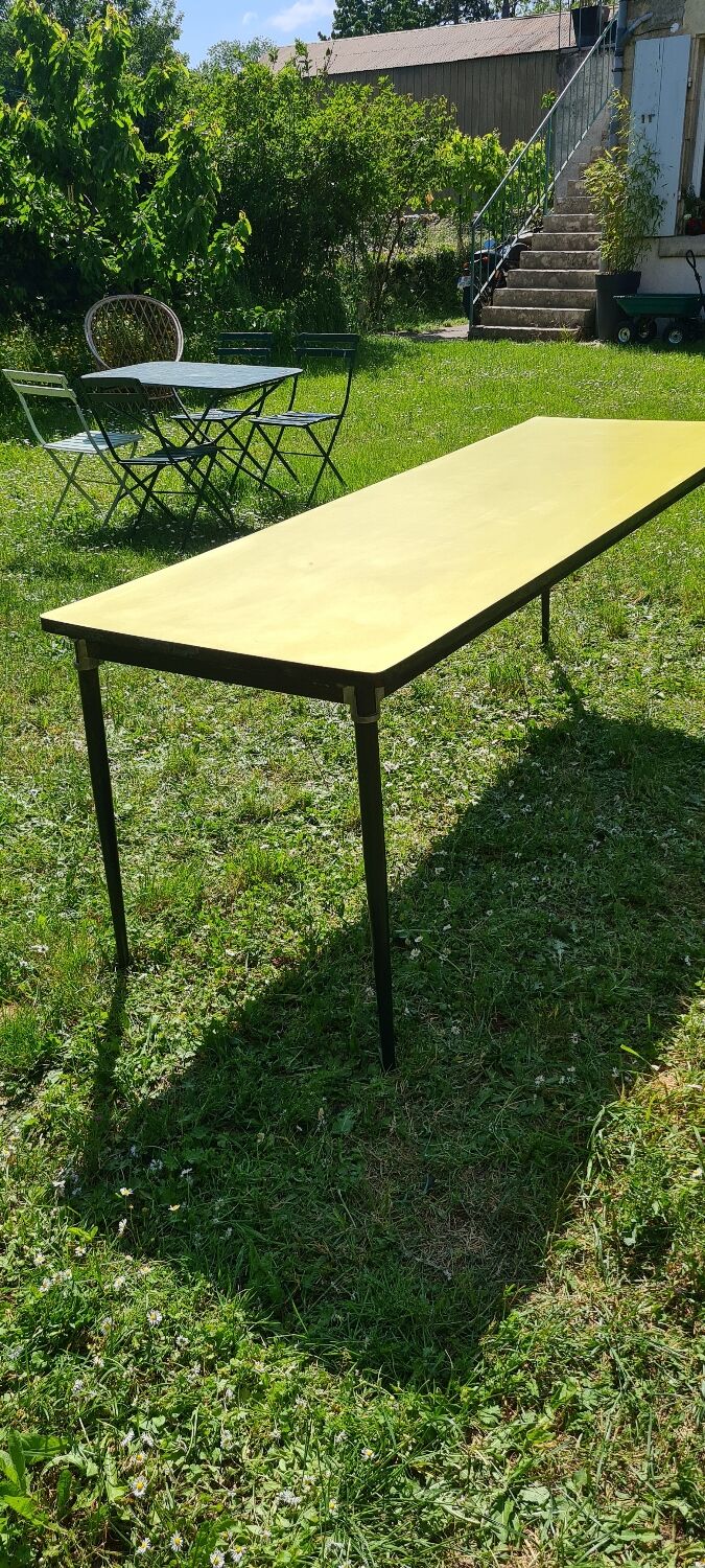 Grande table en formica jaune et noir